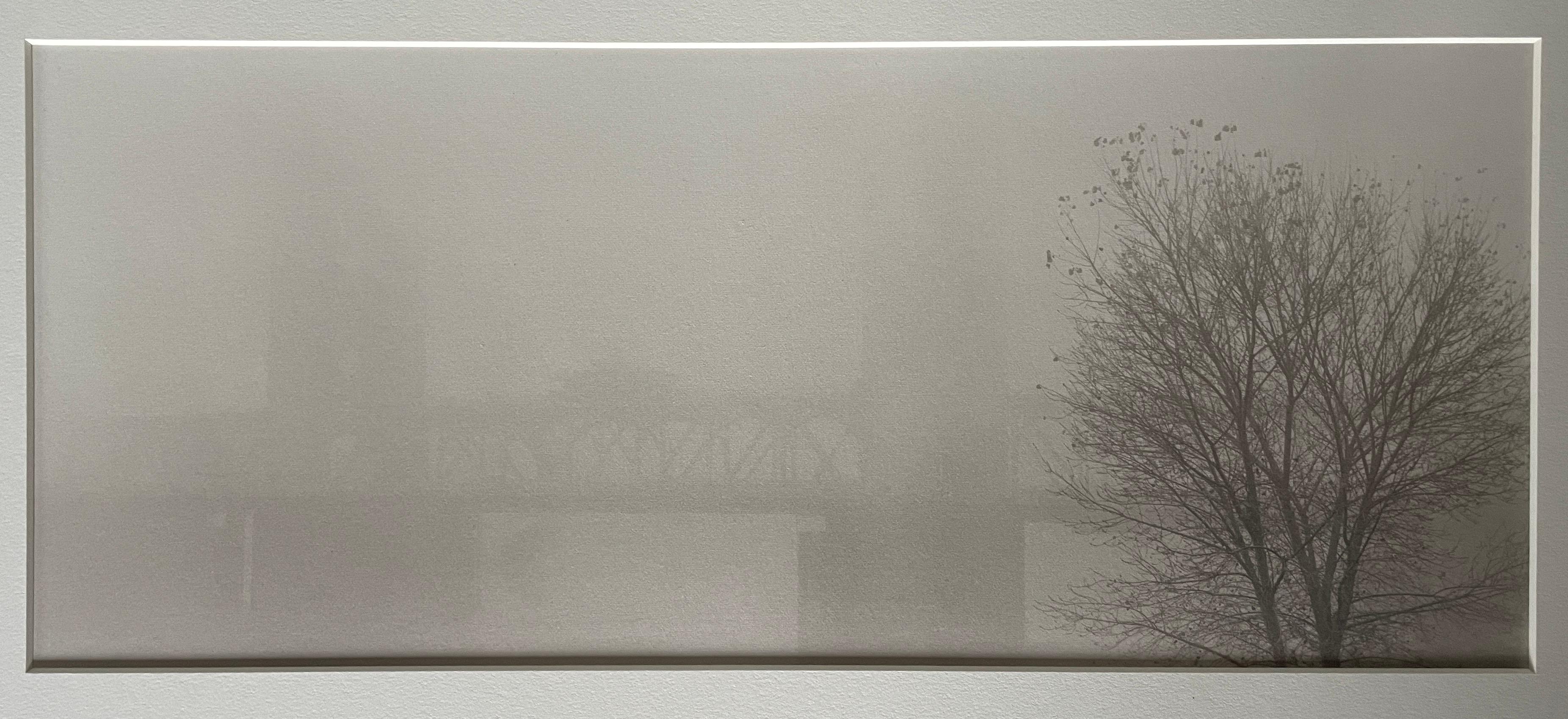 Kerik Kouklis Black and White Photograph – Tower Bridge In Fog, Sacramento, Kalifornien