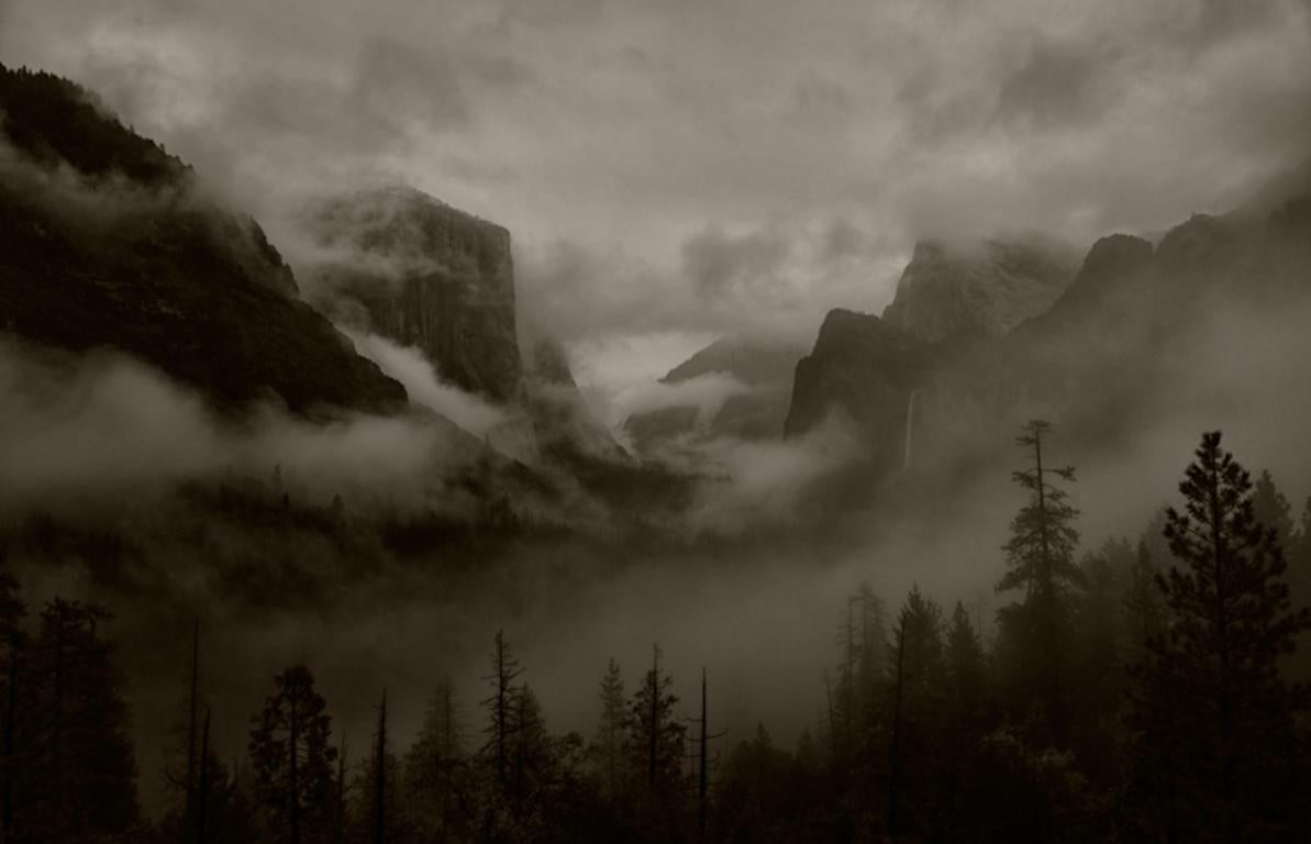 Tunnelansicht des Yosemite National Parks, Kalifornien – Photograph von Kerik Kouklis