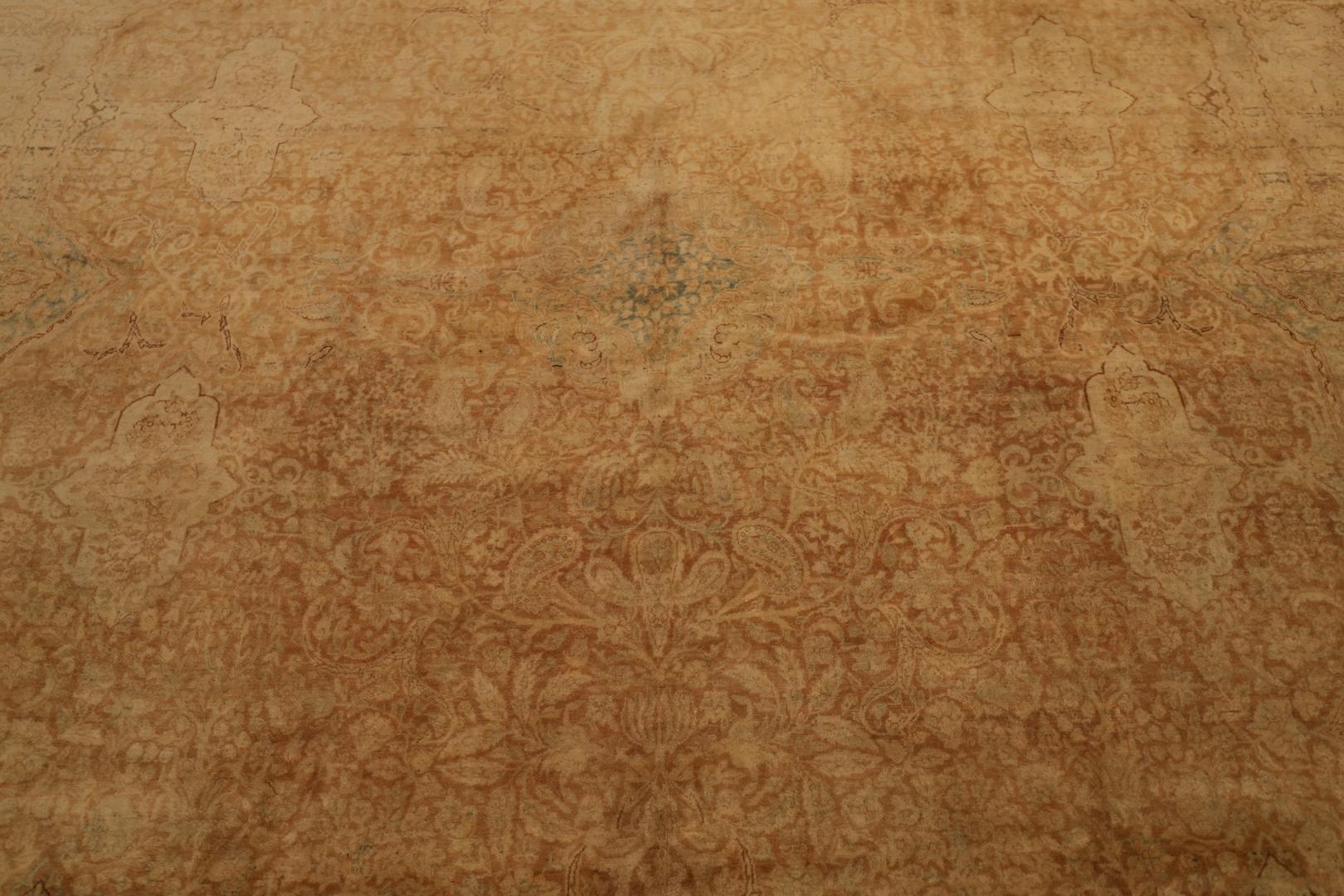 Antiker Kerman-Teppich in Zimmergröße, verblasst, beigerot, 9 x 15 (20. Jahrhundert) im Angebot