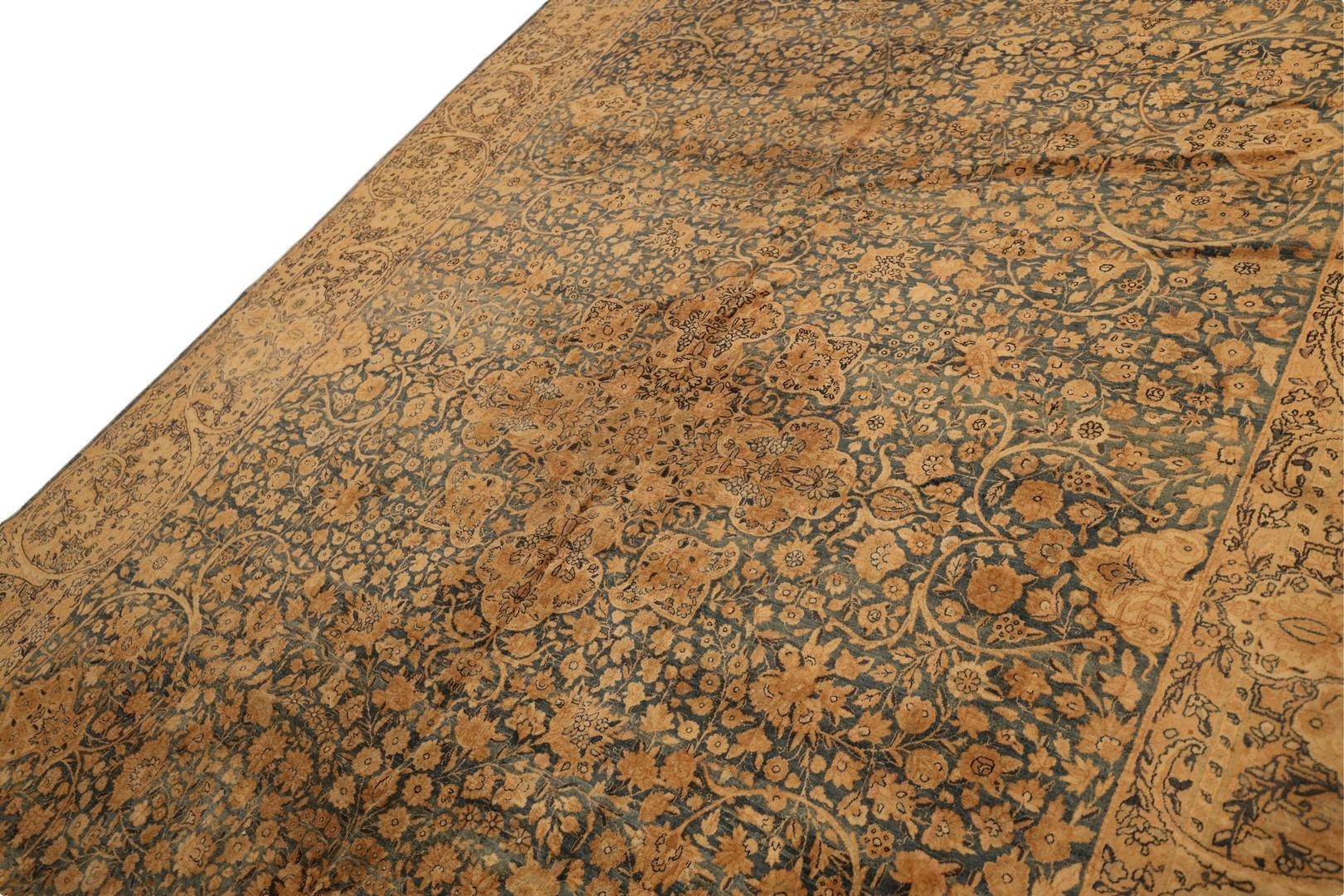 Antiker Kerman-Teppich in Galeriegröße, Beige & Hell/Medium-Blau - 10 x 19 im Zustand „Gut“ im Angebot in New York, NY