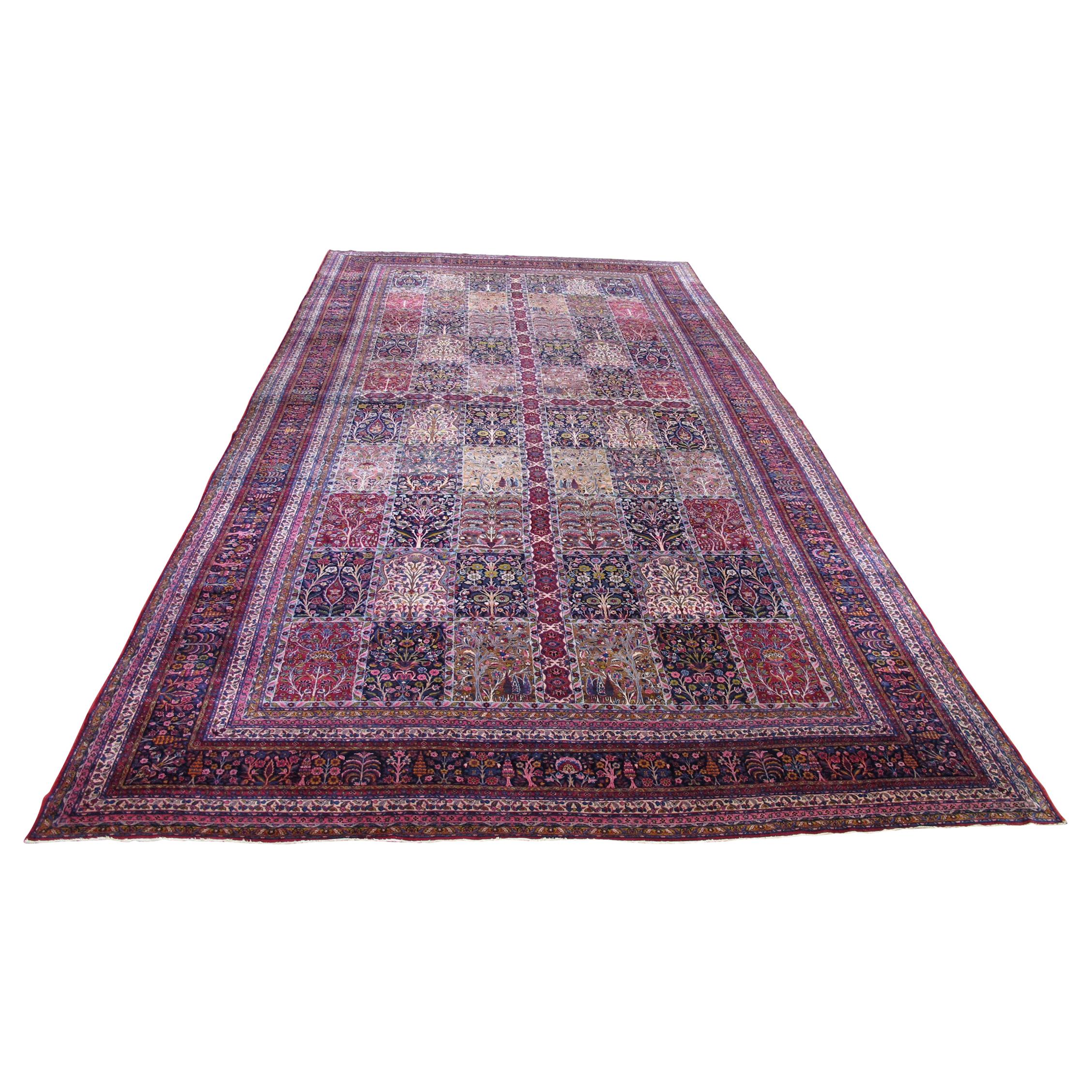 Noué à la main et méticuleusement confectionné, le Bakhtiar, de la taille d'un palais de Kerman. La base des tapis est en coton et le velours est en laine et en soie. Le design du jardin à panneaux est la variante la plus populaire et la plus unique