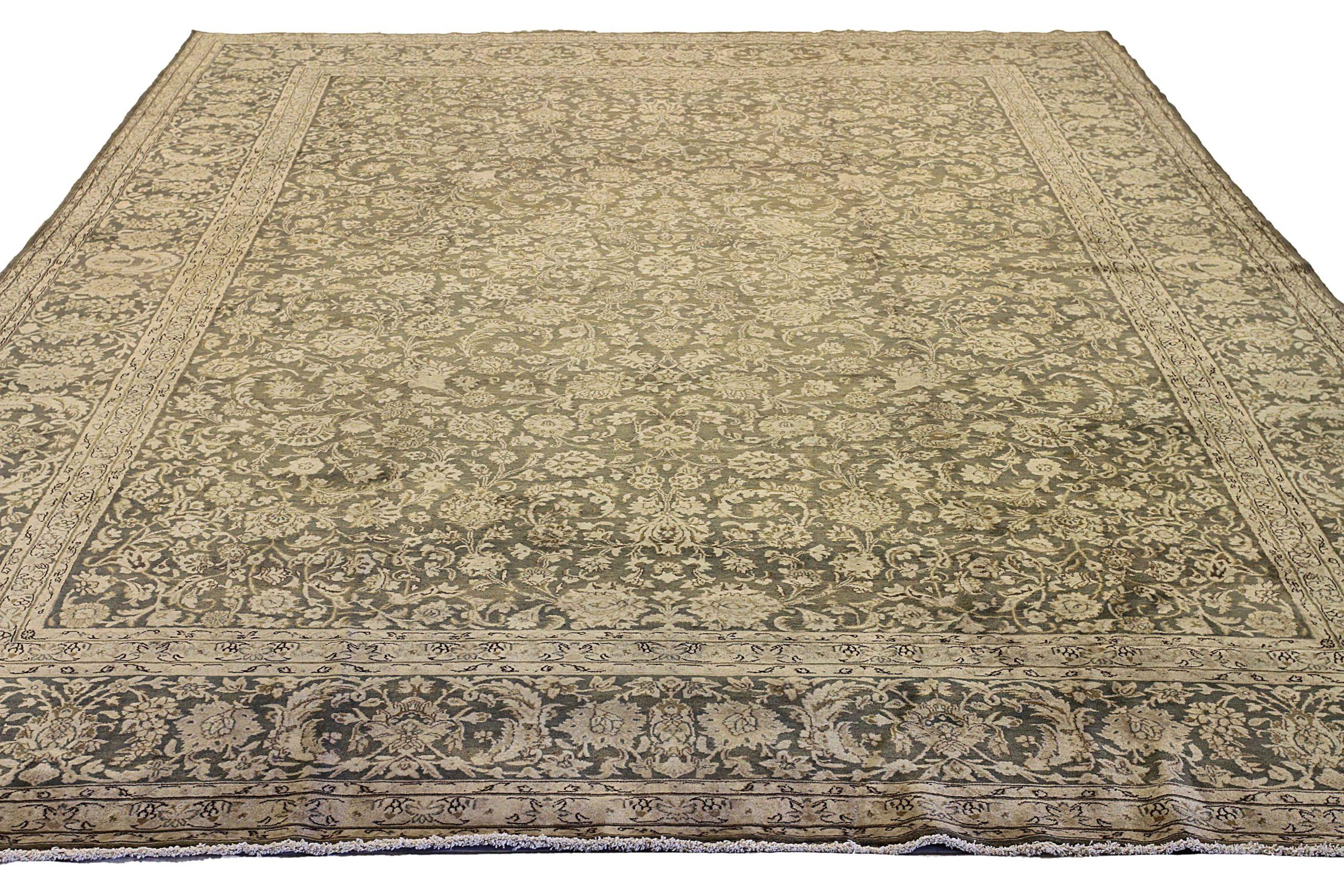 Entdecken Sie die Eleganz dieses einzigartigen Kerman mit seiner wunderschönen Handwerkskunst aus der Zeit um 1880. Dieses exklusive Design, das mit viel Liebe zum Detail entworfen wurde, ist perfekt, um Ihren Raum zu verschönern.