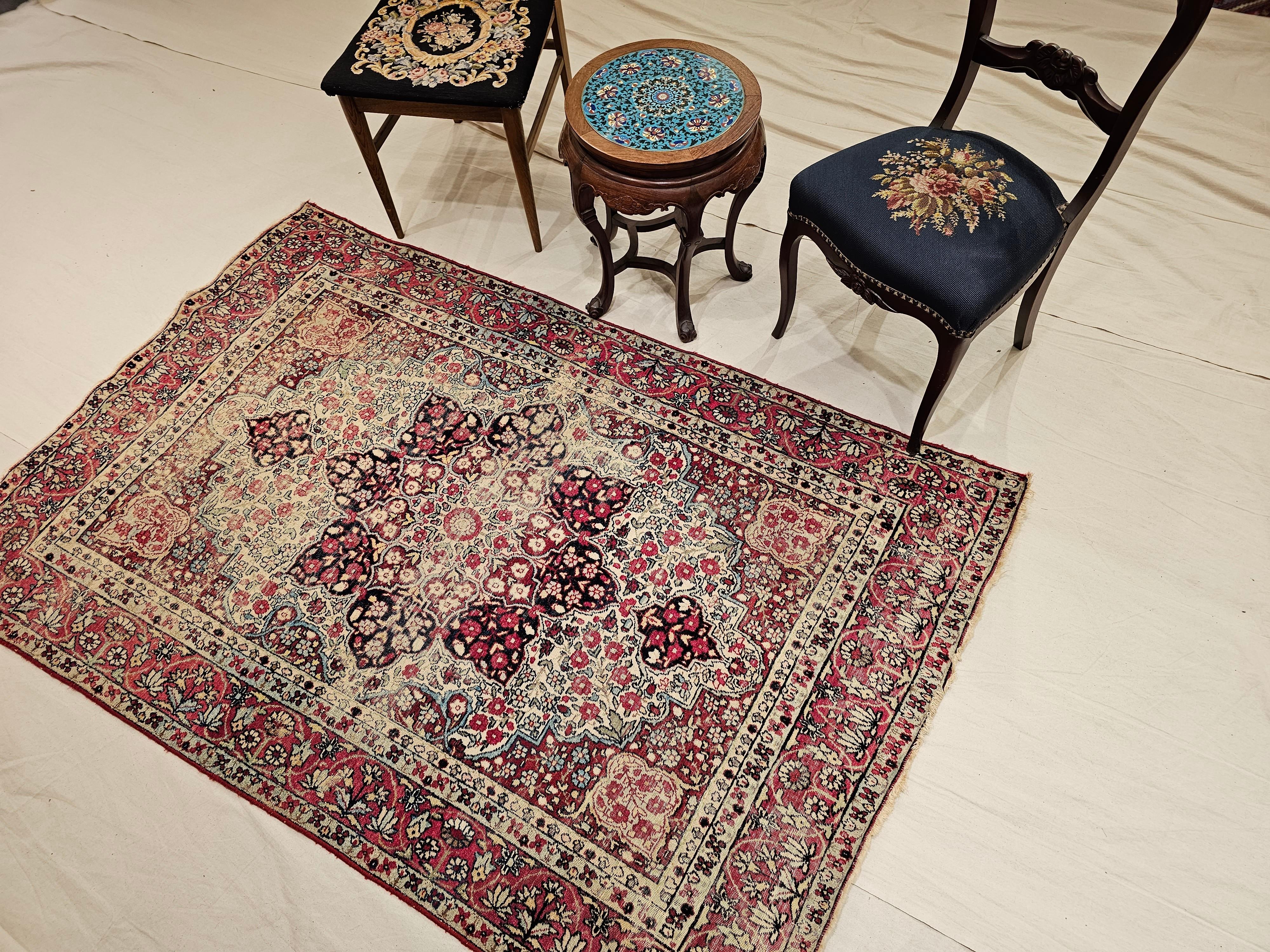 Tapis persan du XIXe siècle de Kerman à motifs floraux en rouge, ivoire et noir en vente 7