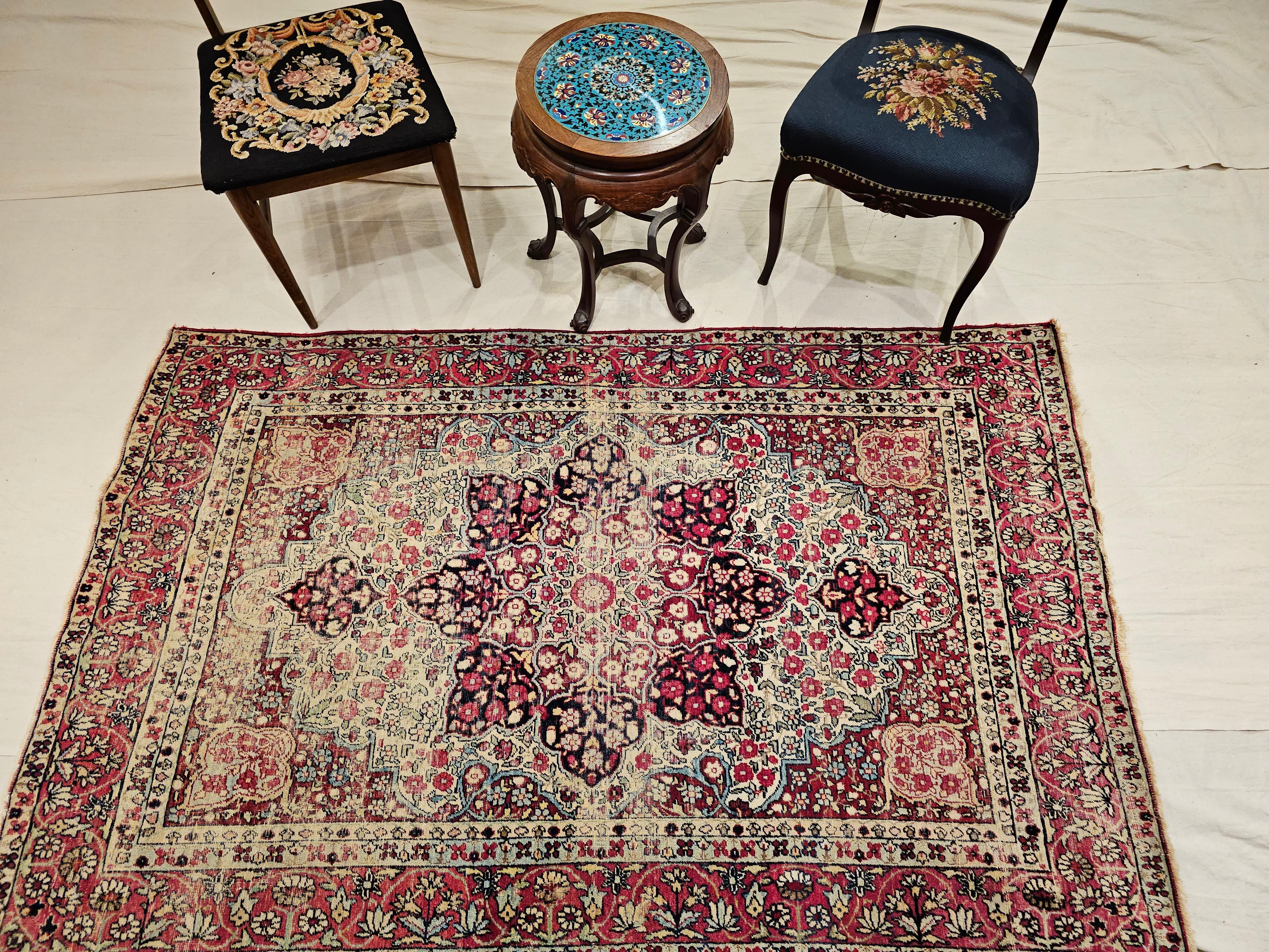 Persischer Kerman Lavar-Teppich aus dem 19. Jahrhundert in rotem, elfenbeinfarbenem, schwarzem und geblümtem Design im Angebot 9