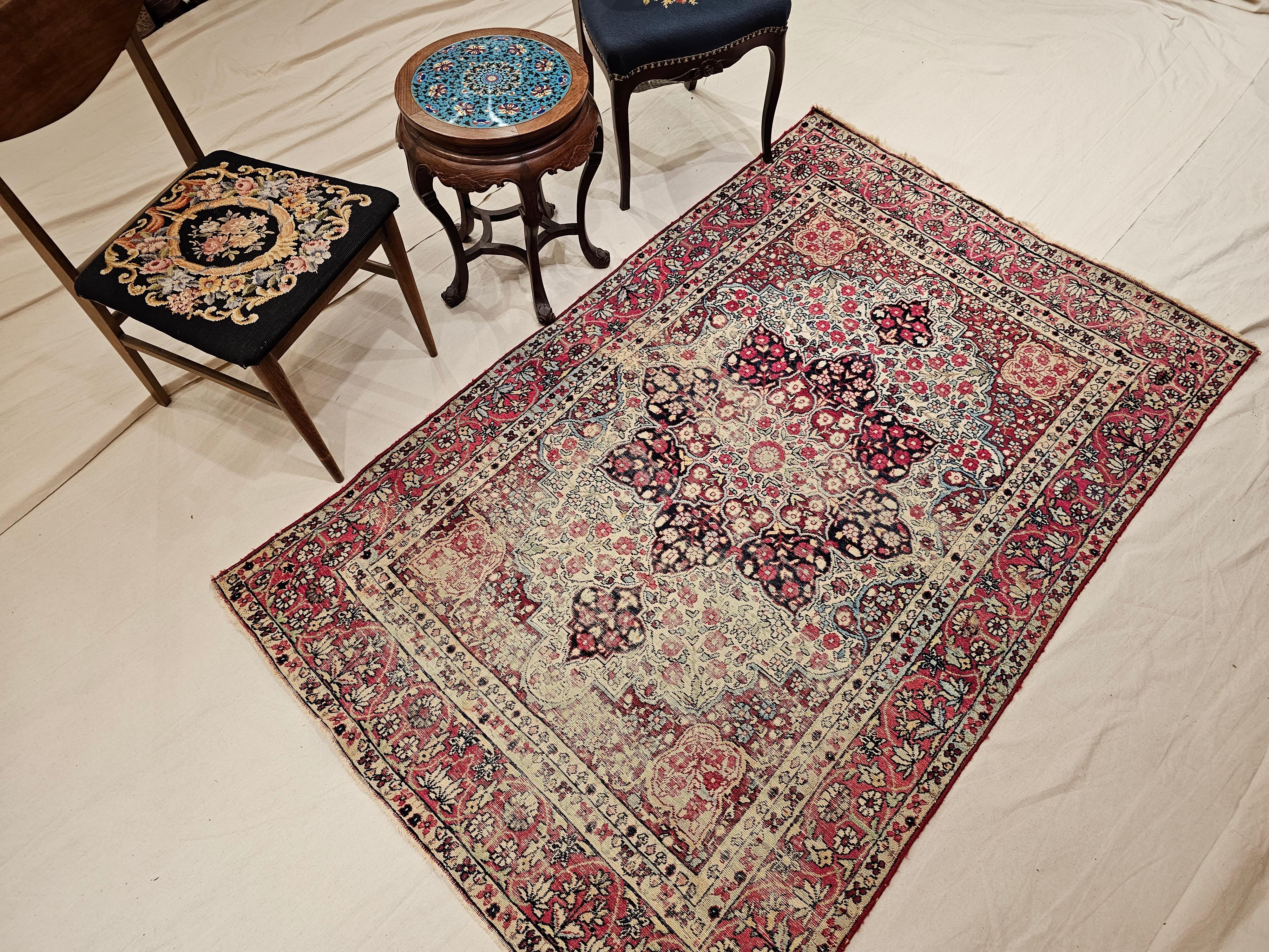 Persischer Kerman Lavar-Teppich aus dem 19. Jahrhundert in rotem, elfenbeinfarbenem, schwarzem und geblümtem Design im Angebot 10
