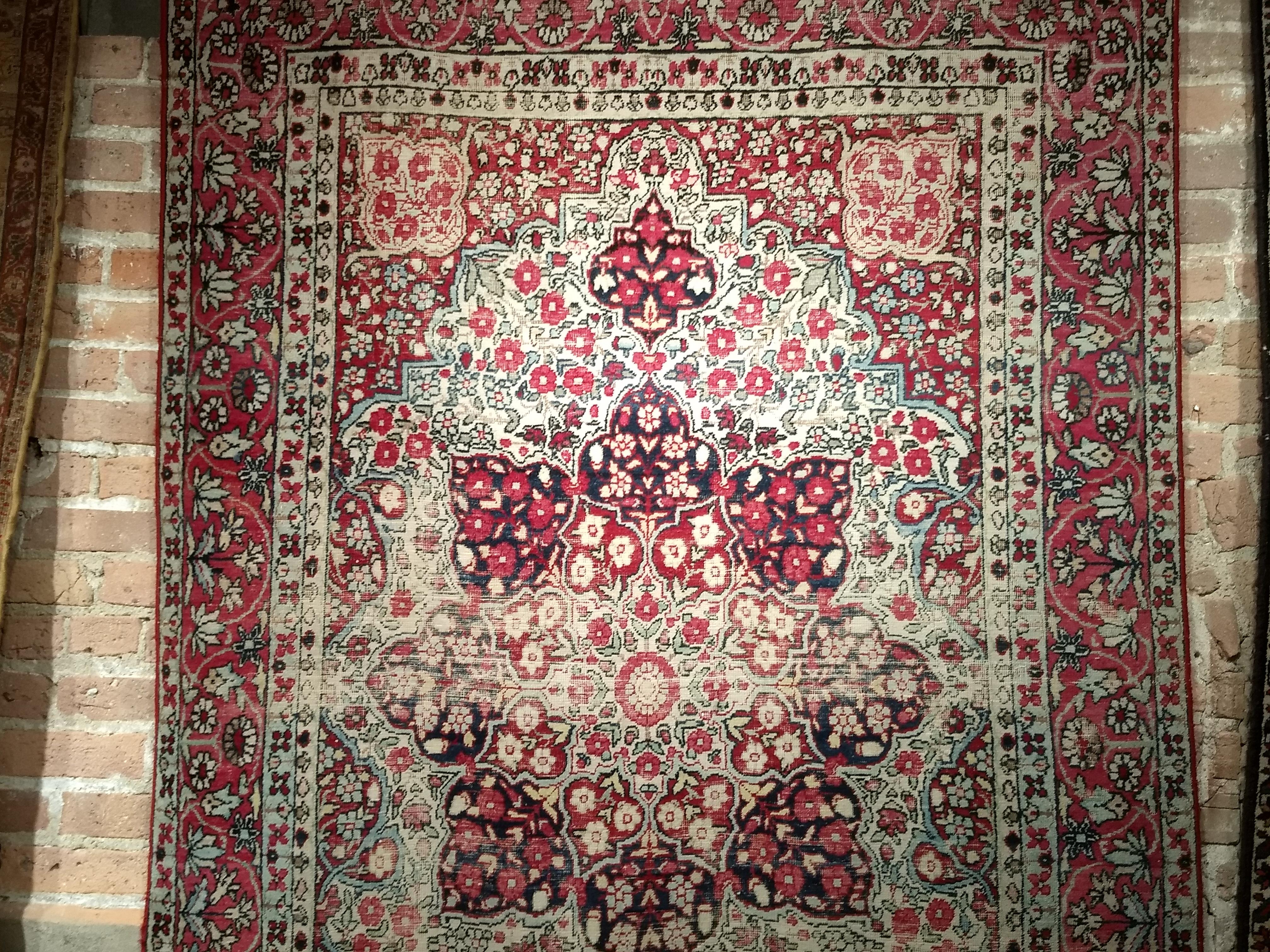 Persischer Kerman Lavar-Teppich aus dem 19. Jahrhundert in rotem, elfenbeinfarbenem, schwarzem und geblümtem Design (Pflanzlich gefärbt) im Angebot