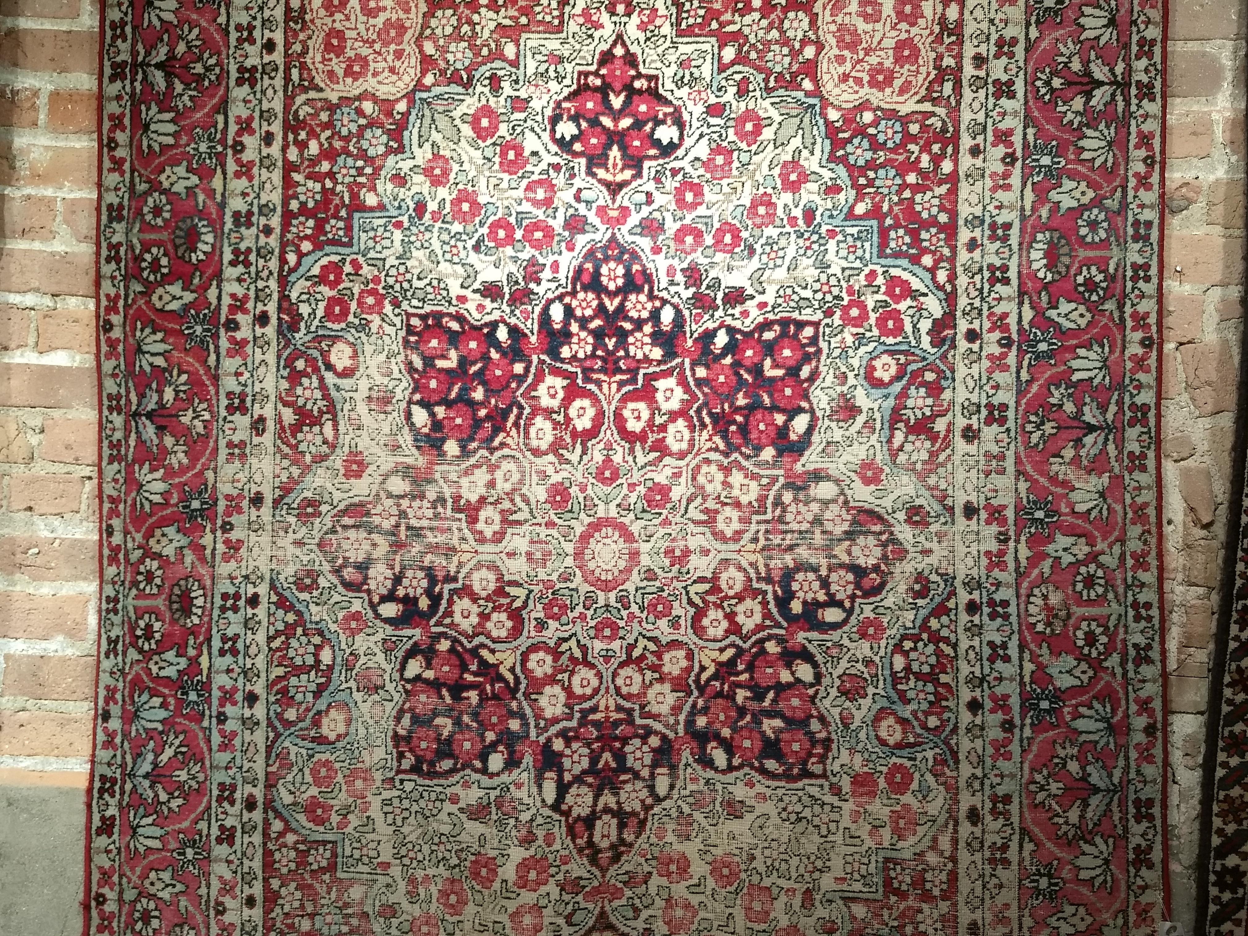 Teinture végétale Tapis persan du XIXe siècle de Kerman à motifs floraux en rouge, ivoire et noir en vente