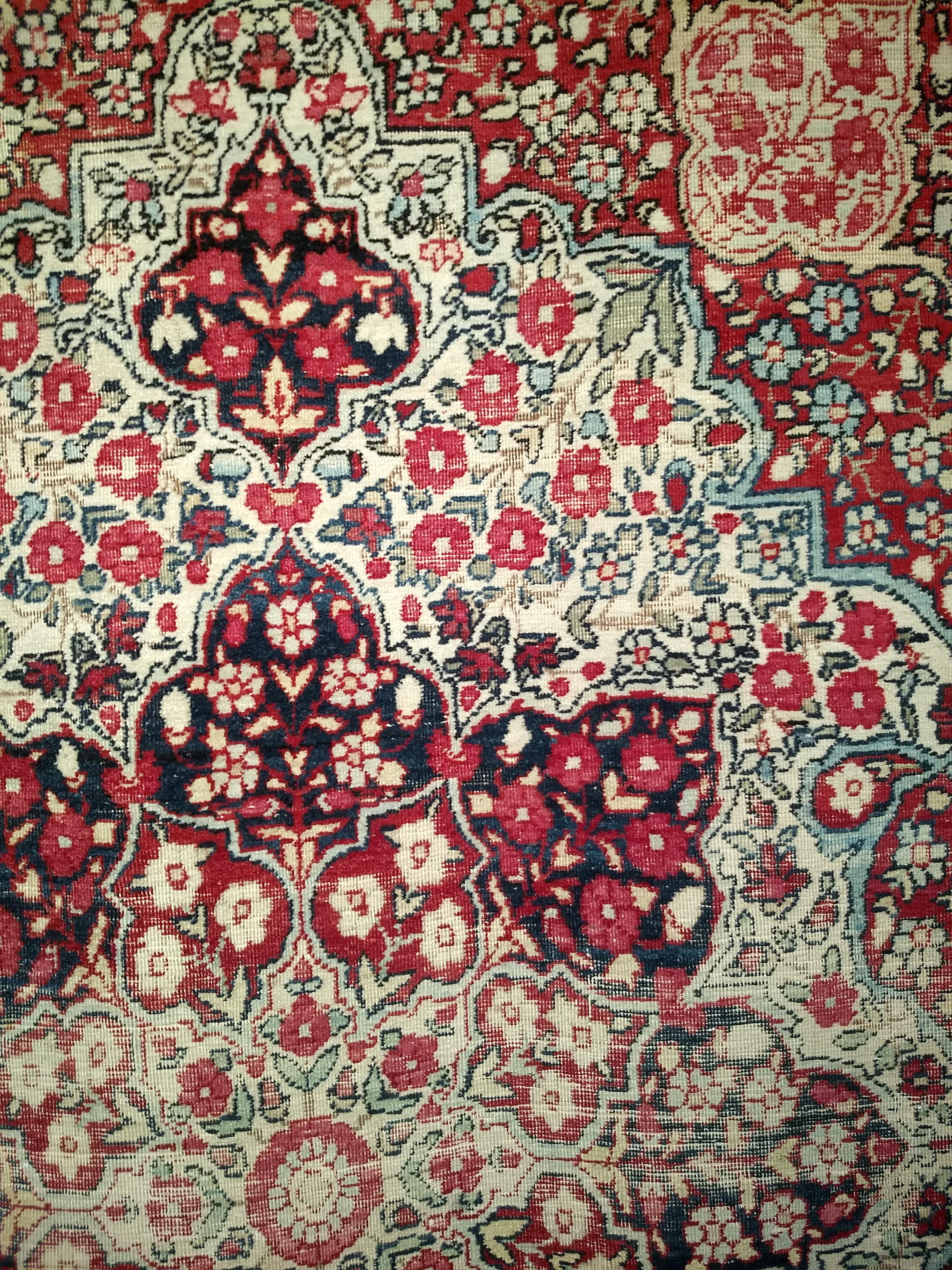 Persischer Kerman Lavar-Teppich aus dem 19. Jahrhundert in rotem, elfenbeinfarbenem, schwarzem und geblümtem Design (Wolle) im Angebot