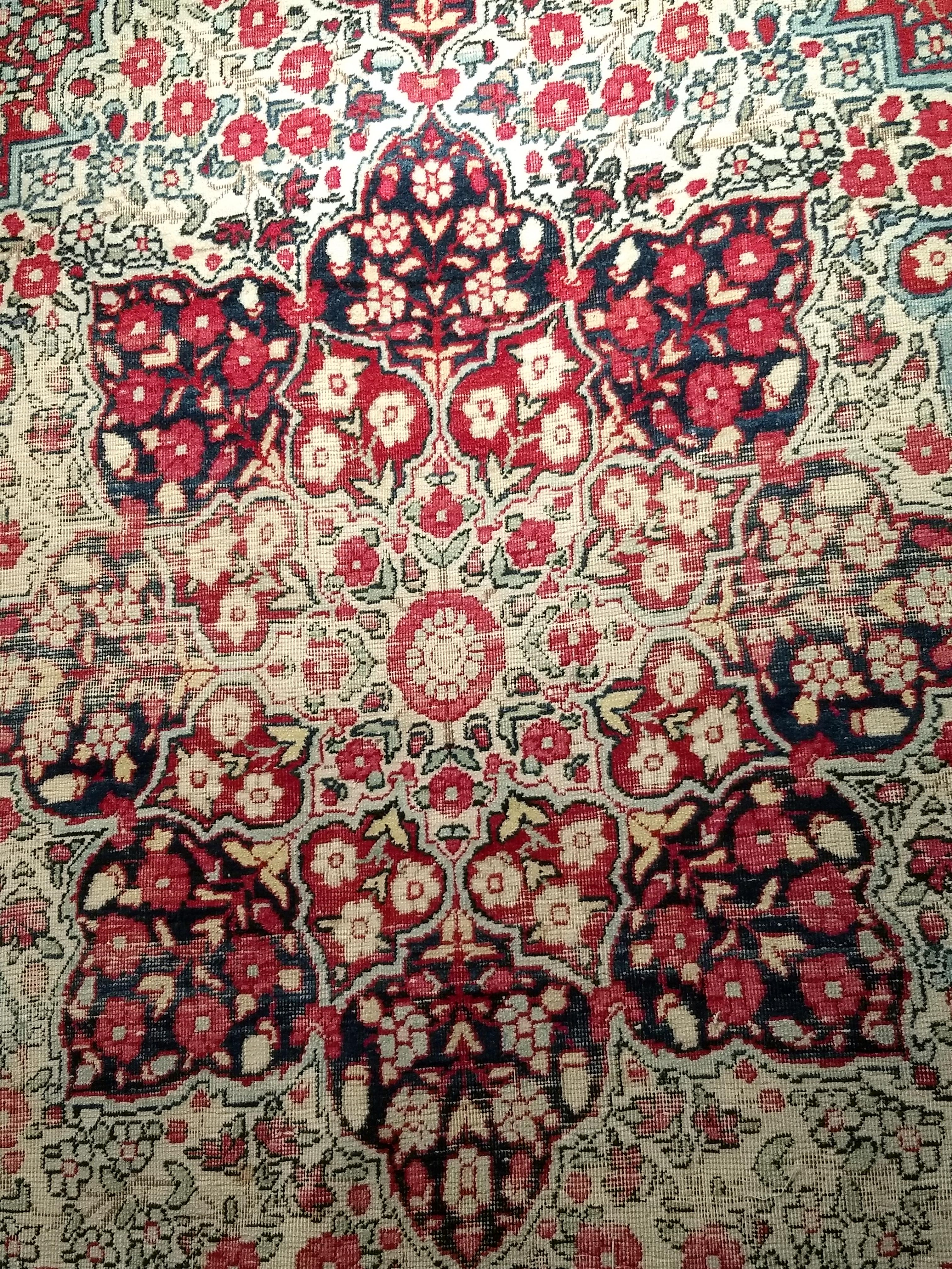 Tapis persan du XIXe siècle de Kerman à motifs floraux en rouge, ivoire et noir en vente 1