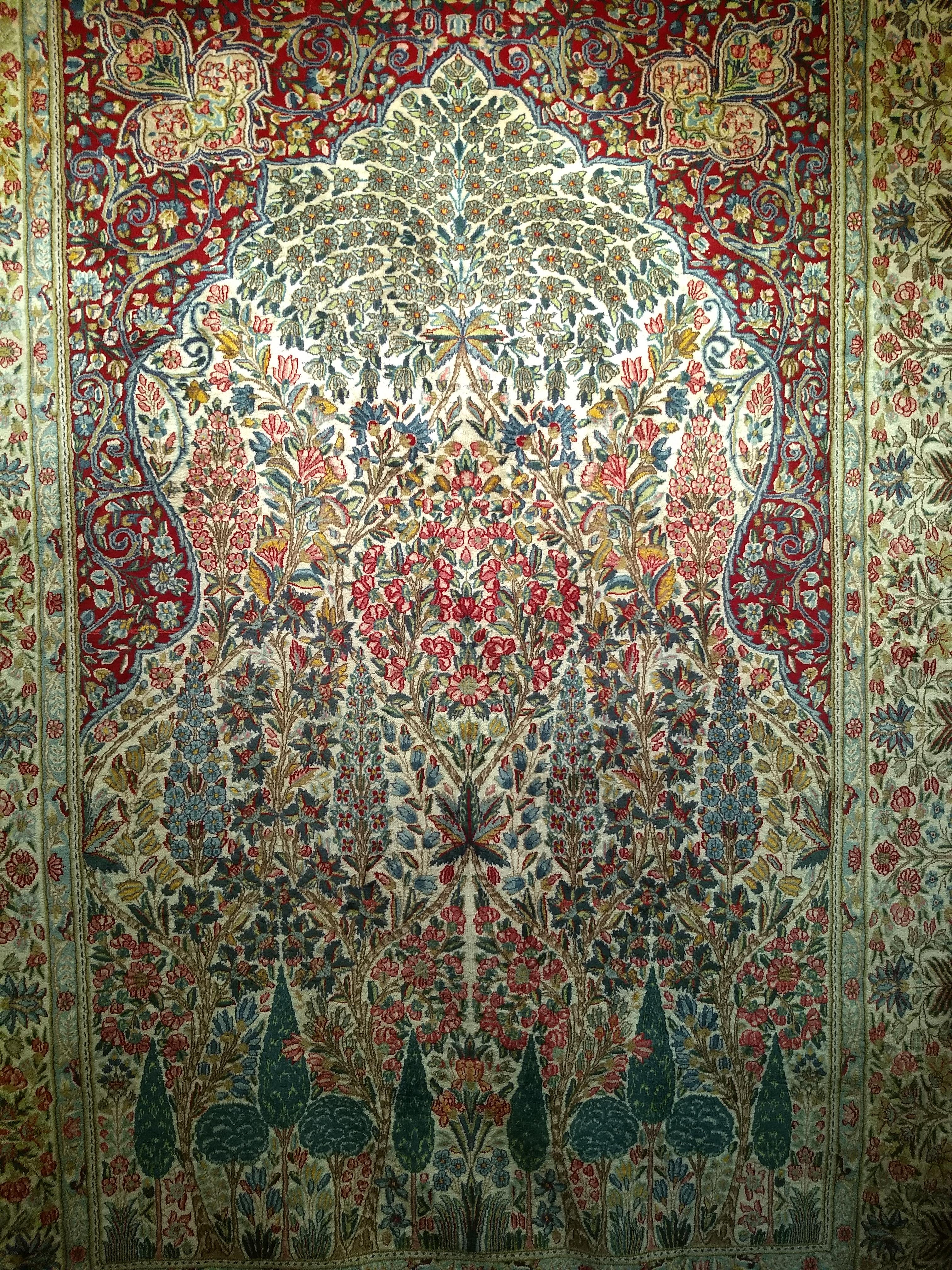 Vintage By  Persischer Kerman Lavar in einem Baum des Lebens-Muster in Elfenbein, Rot, Grün (Handgewebt) im Angebot