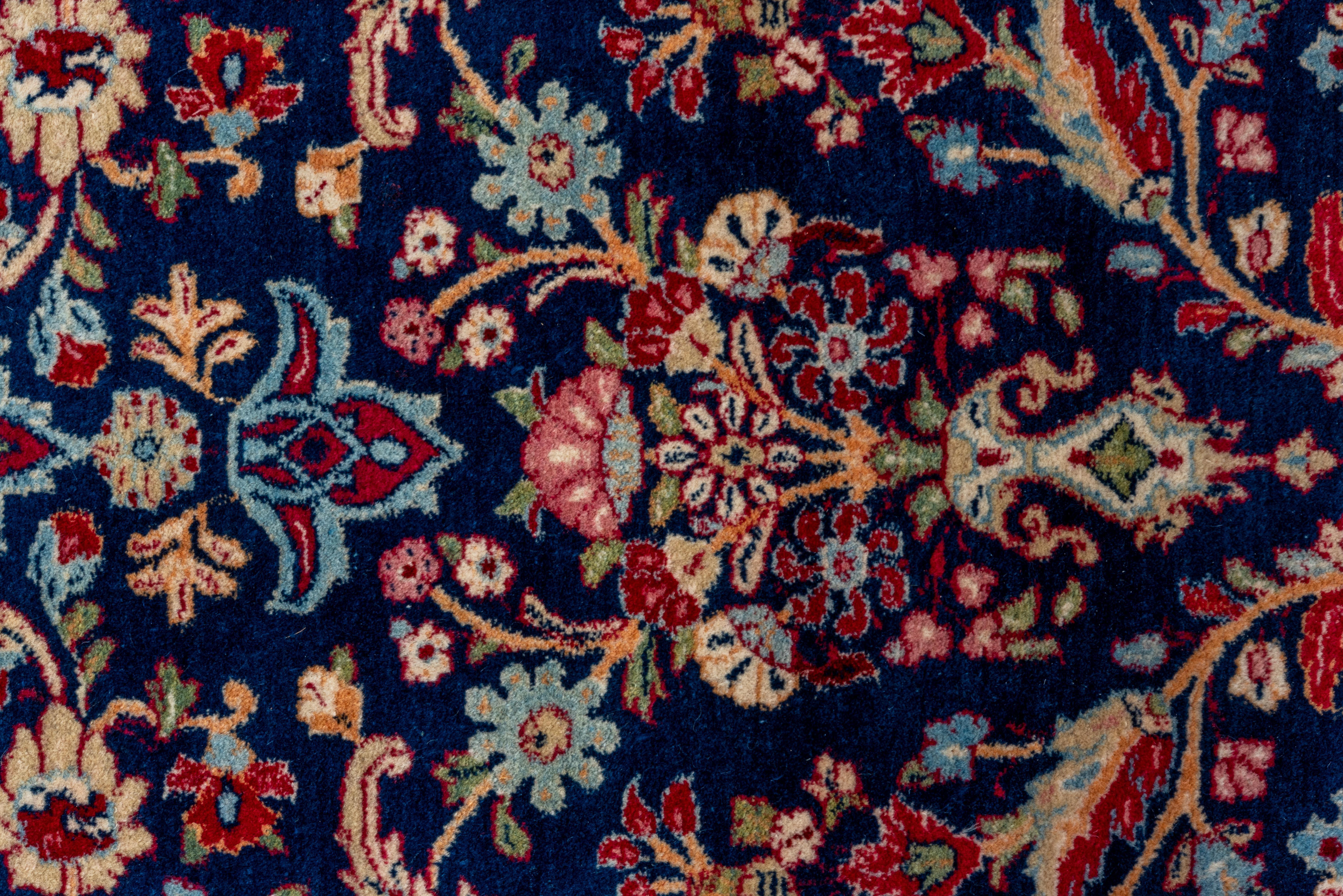 Persisch inspirierter Kerman-Teppich mit zentralem Medaillon im Angebot 1