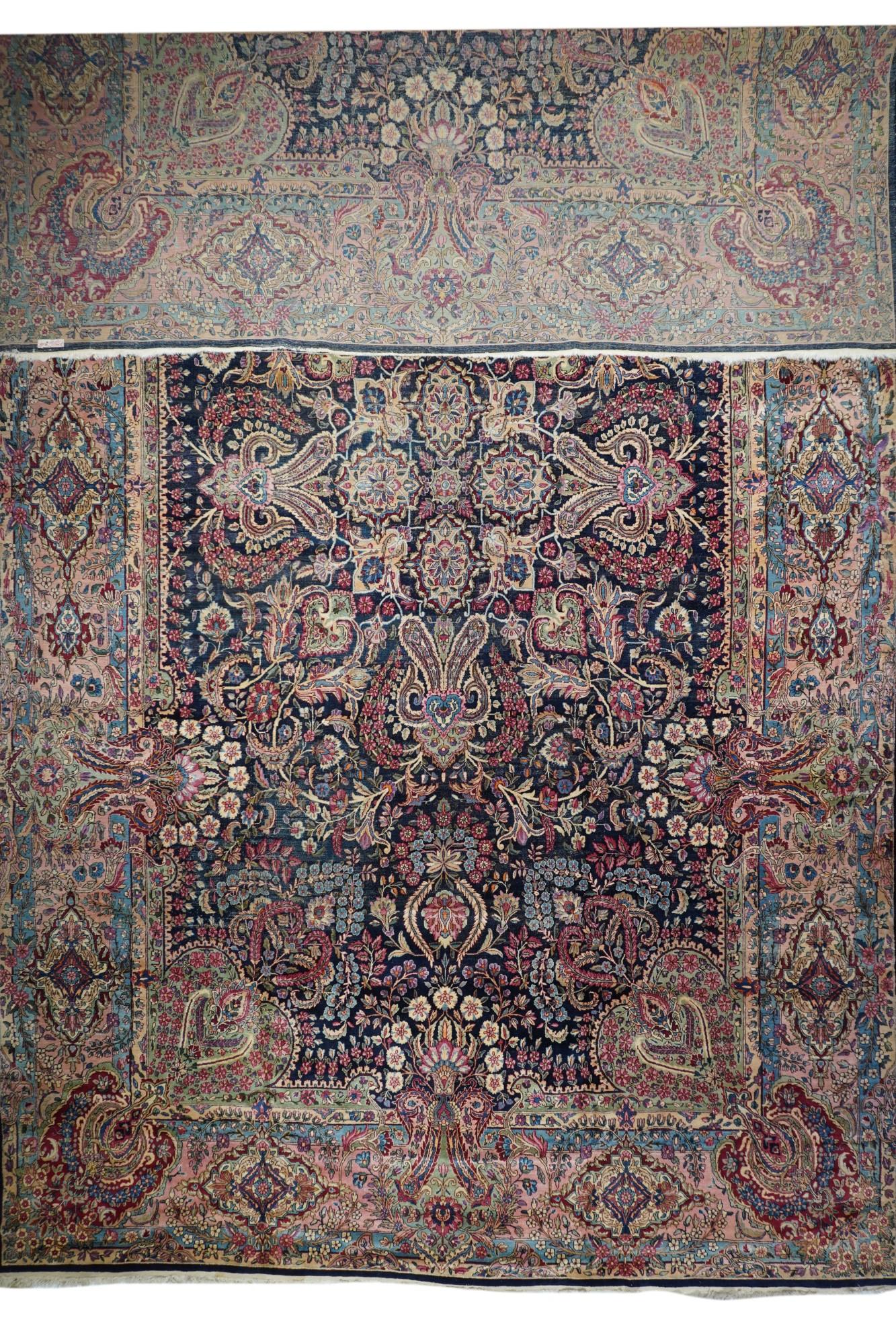 Feiner antiker persischer Kerman-Teppich 11'9'' x 20'5'' (Persisch) im Angebot