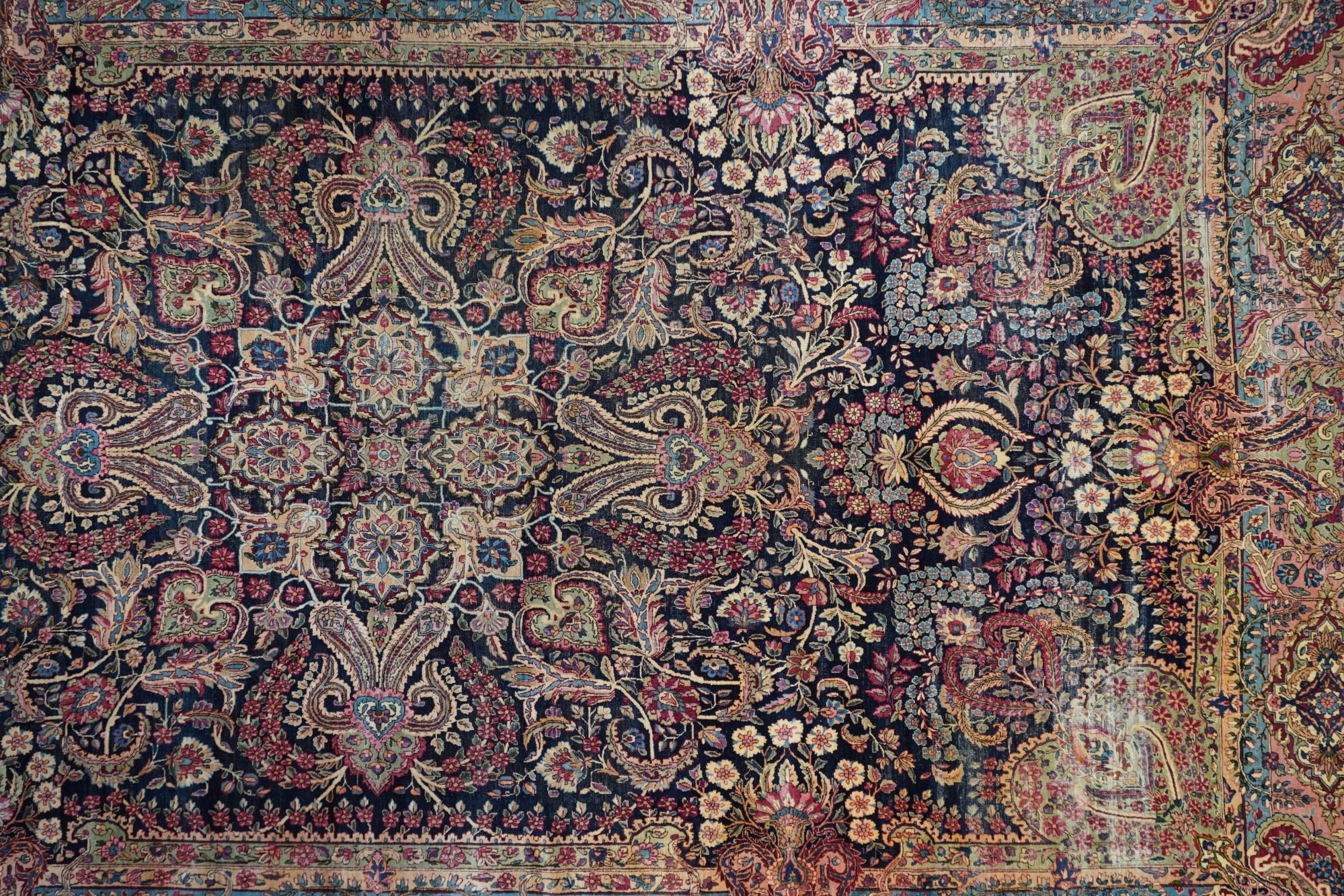 Feiner antiker persischer Kerman-Teppich 11'9'' x 20'5'' im Zustand „Hervorragend“ im Angebot in New York, NY
