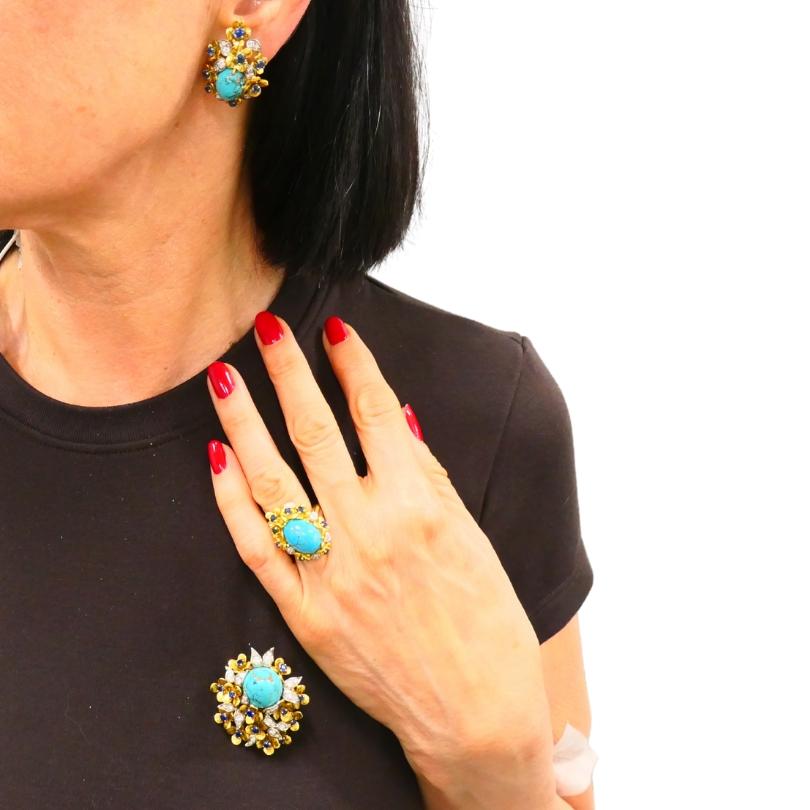 A bold and joyful Kern’s jewelry set made of 18k gold, featuring turquoise cabochon, sapphires and diamonds.
The set includes a ring, a pair of earrings, and a brooch. Each piece is designed to highlight turquoise cabochons, with their vivid color