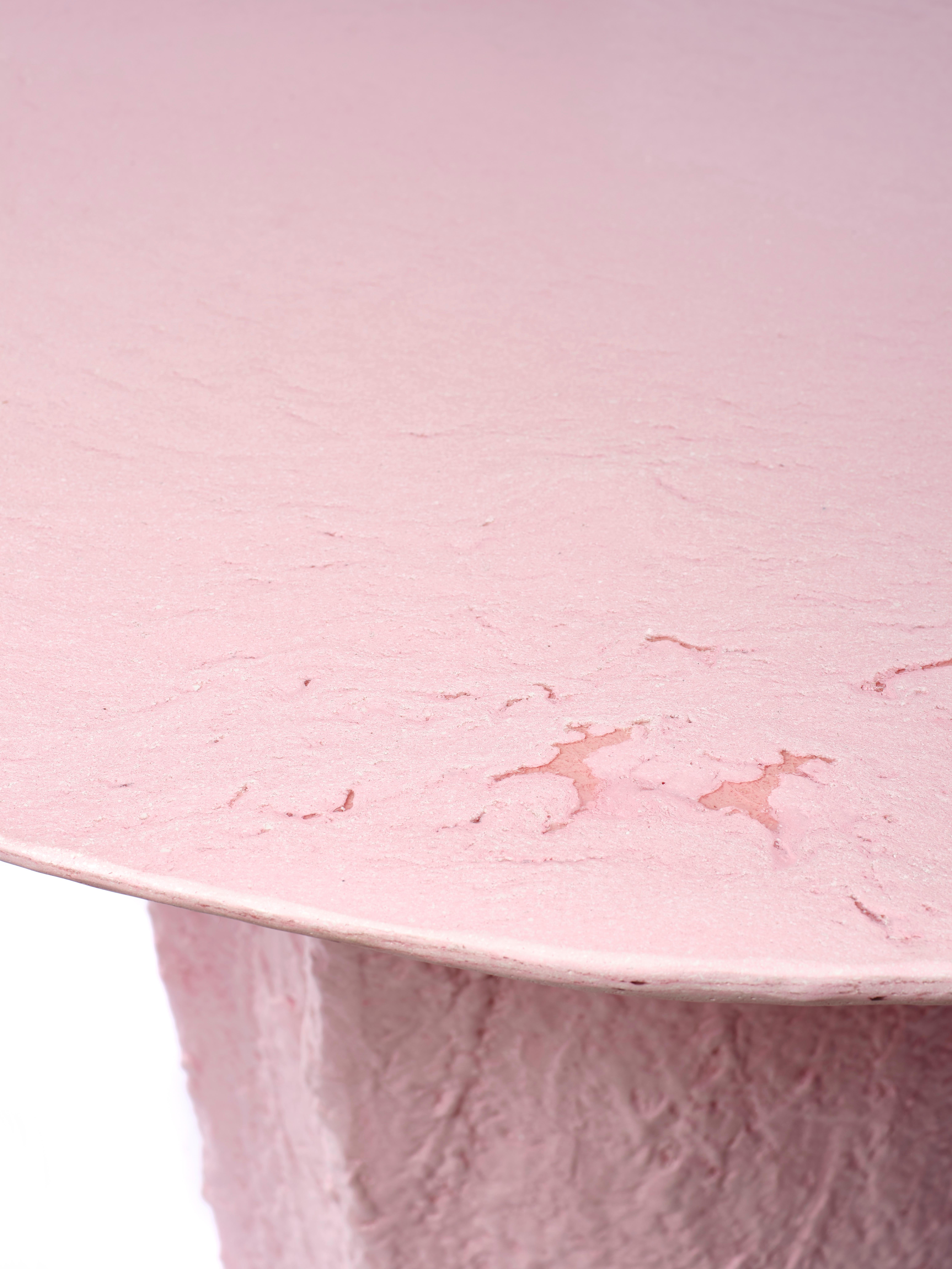 La table Kernel rose est une pièce unique réalisée entièrement à la main par le designer. Entièrement construit en Glebanite, un mélange spécial de fibres de verre recyclées et recyclables. Une œuvre artistique d'économie circulaire qui prend soin