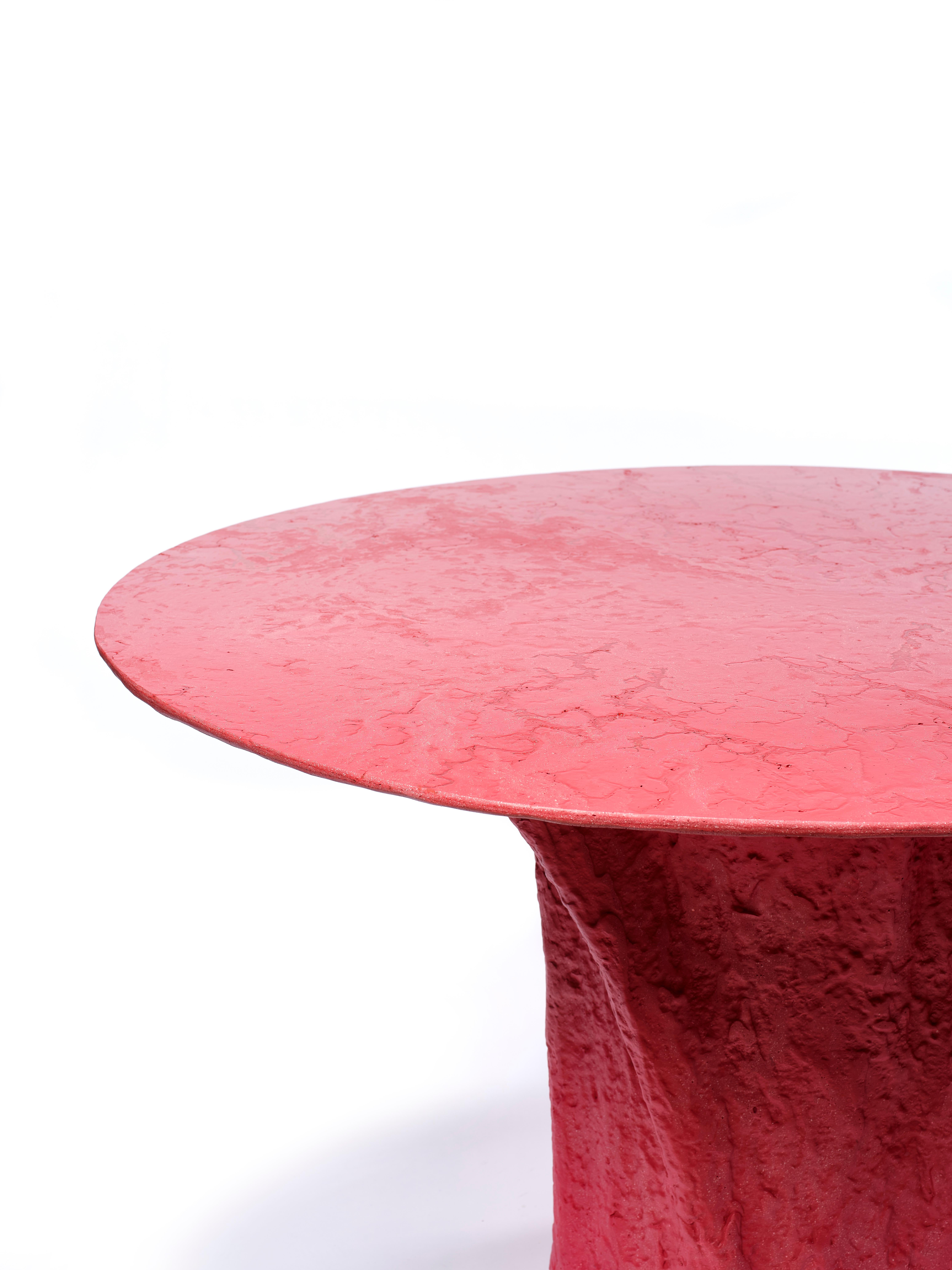The red Kernel table is a unique piece made entirely by hand by the designer. Completely built in Glebanite, a special blend of recycled and recyclable fiberglass. An artistic work of circular economy that takes care of the planet earth and our