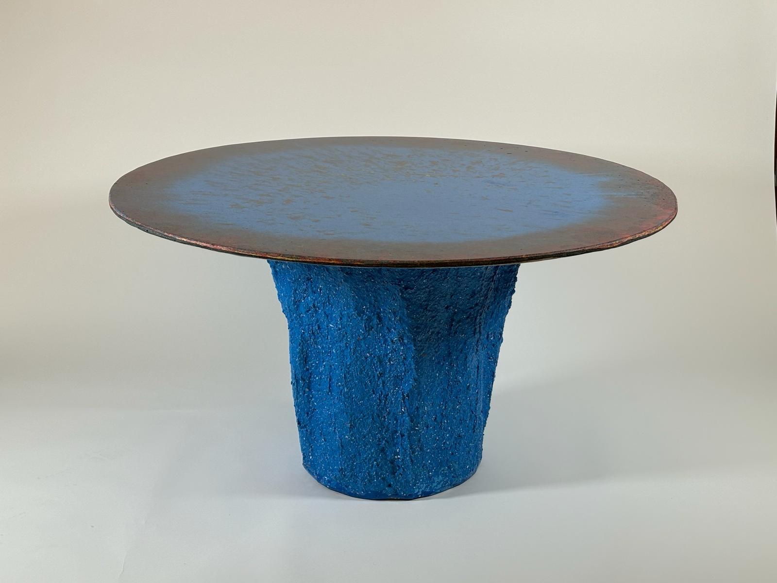 Der Tisch aus der Serie Kernel ist ein Einzelstück, das vom Designer vollständig von Hand gefertigt wird. Vollständig aus Glebanite, einer speziellen Mischung aus recyceltem und wiederverwertbarem Glasfasergewebe, gefertigt. Ein Kunstwerk der