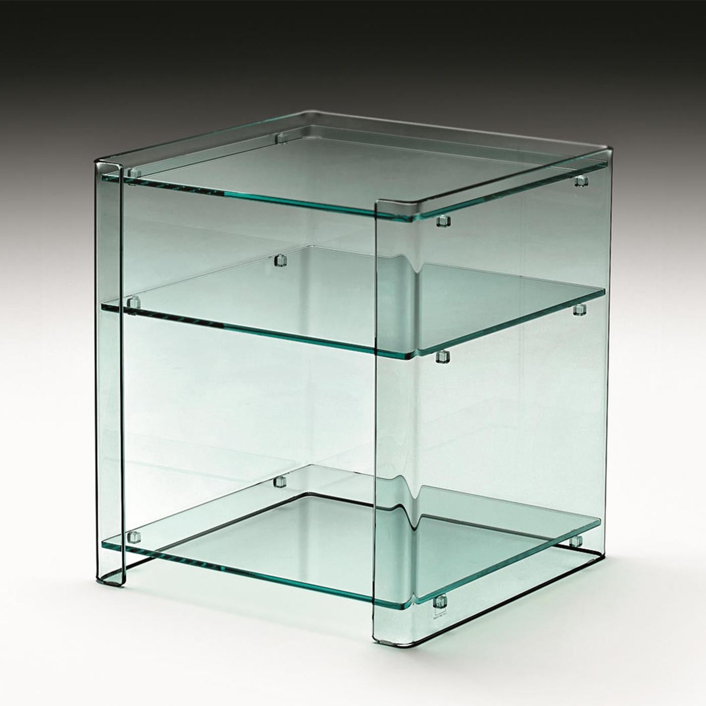 Table d'appoint Keron clear avec toute la structure en 
verre transparent bombé, 8 mm d'épaisseur.
Également disponible sur demande en verre smocké, 
prix : 1990,00€.