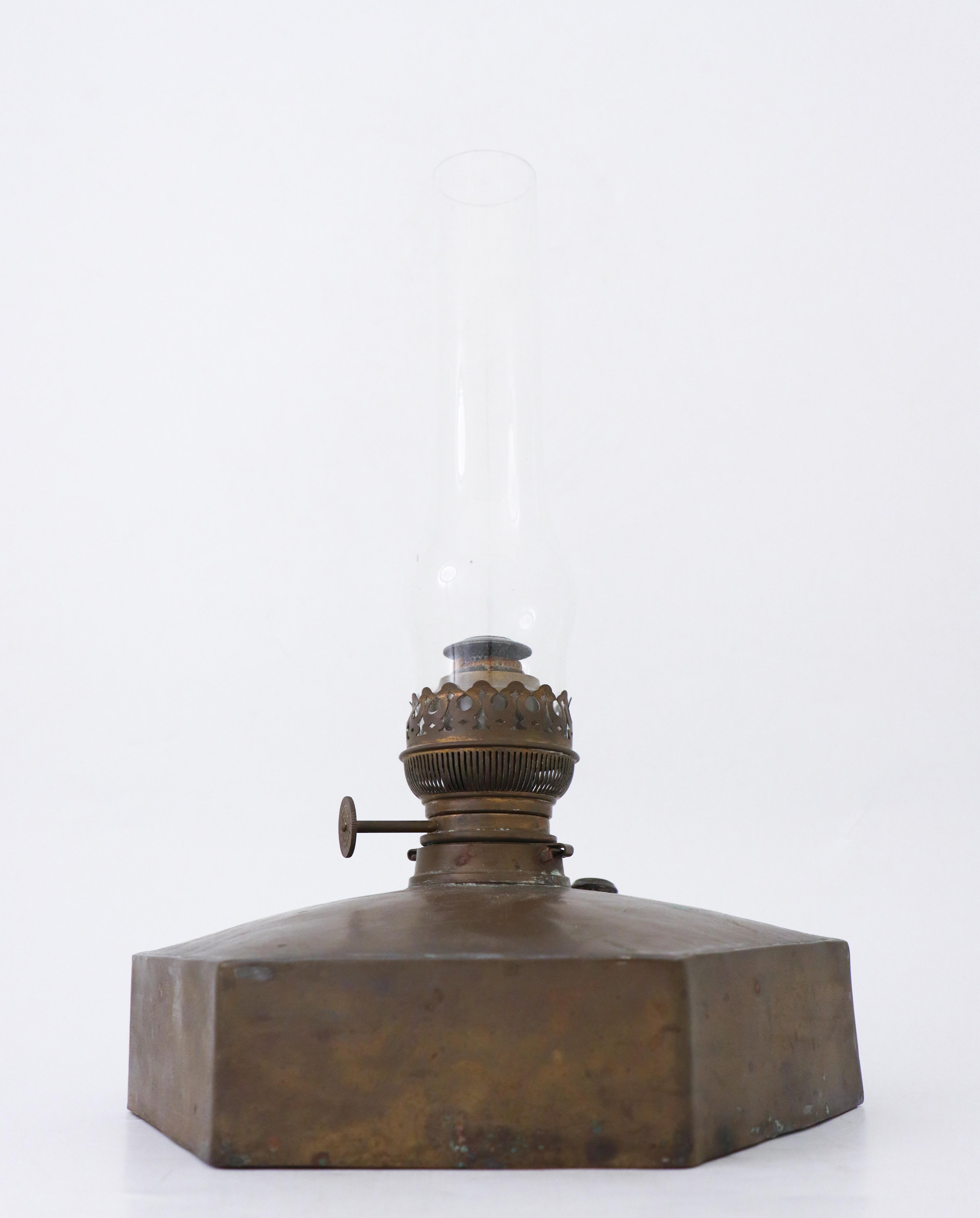 Sechseckige Kerosene-Lampe, Messing, sptes 19. Jahrhundert  (Schwedisch) im Angebot