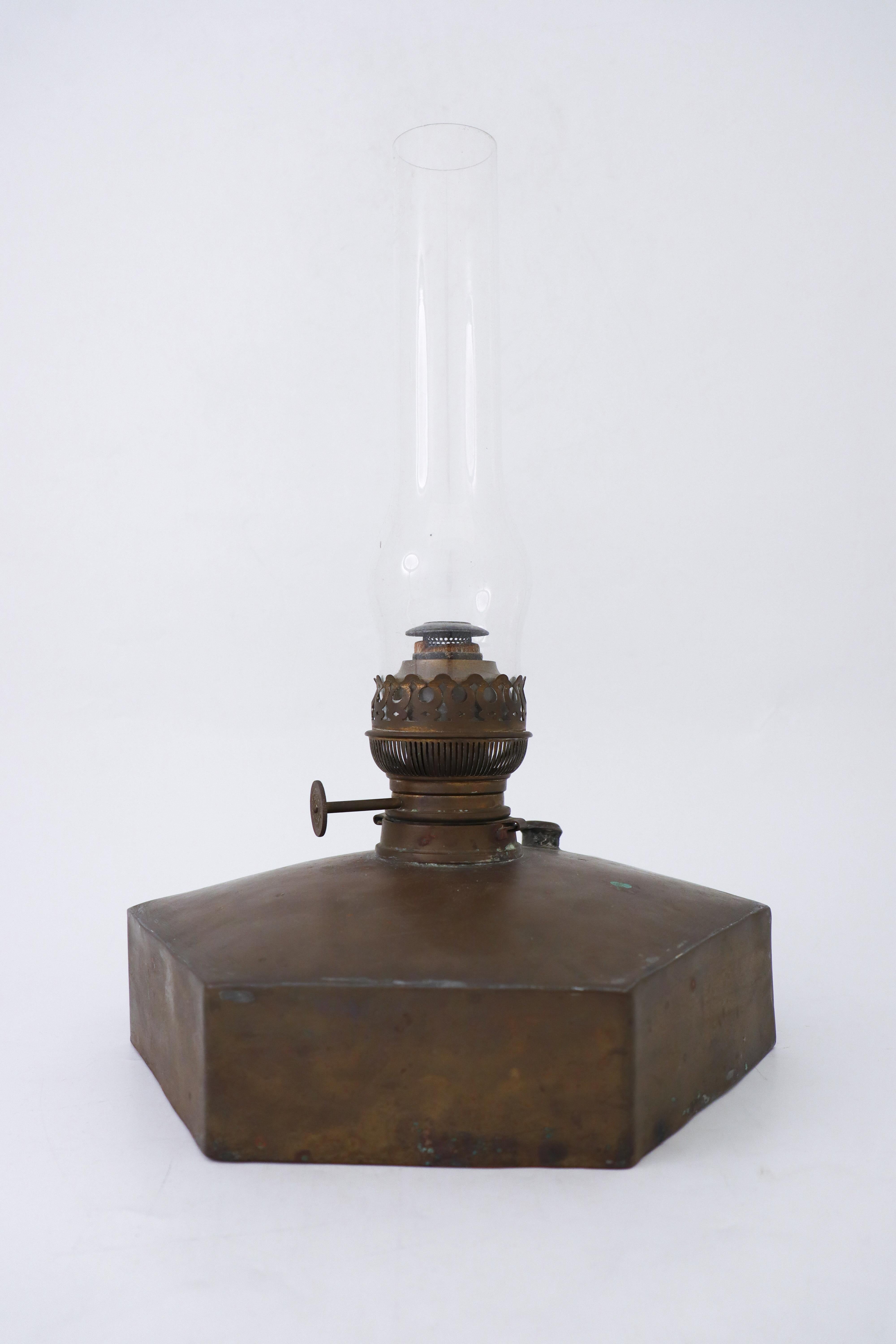 Sechseckige Kerosene-Lampe, Messing, sptes 19. Jahrhundert  im Zustand „Gut“ im Angebot in Stockholm, SE