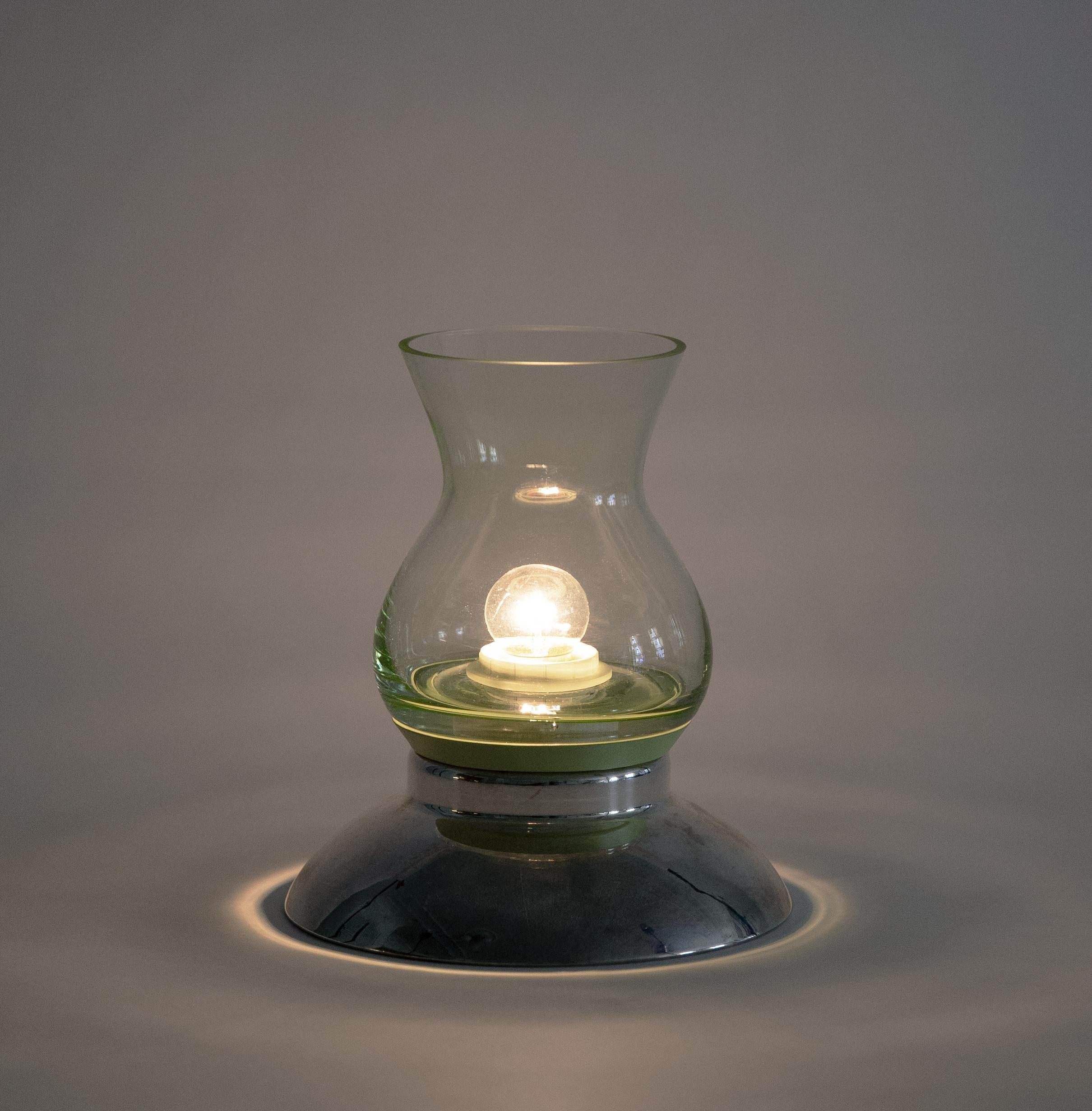 Minimaliste Lampe de bureau contemporaine en verre vert et argent inspirée de la lampe Kerosene par Nusprodukt en vente
