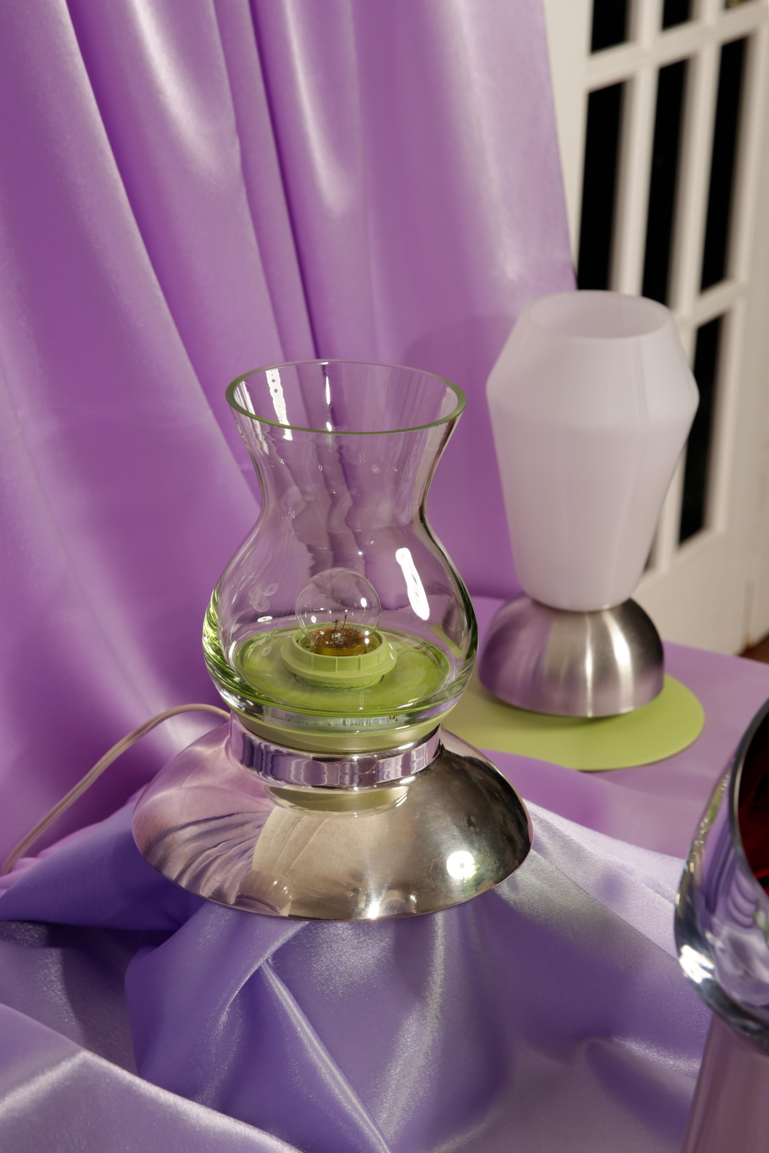 Kerosene-Lampe, inspiriert von grünem Glas und Silber, zeitgenössische Tischlampe von Nusprodukt (Handgefertigt) im Angebot