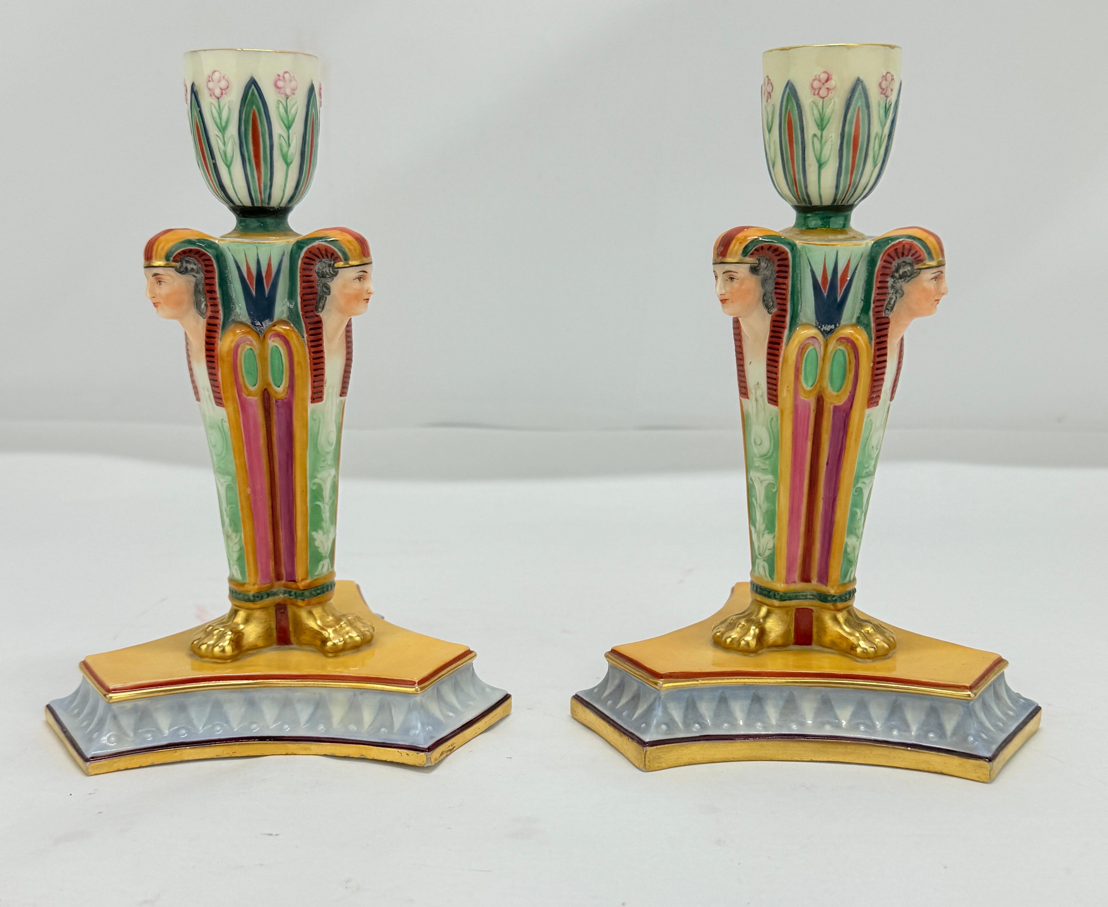Coppia di candelabri di porcellana di epoca egiziana
Royal Worcester, Inghilterra, circa 1852-1862 (durante l'acquisizione di Kerr & Binns Worcester) 

Una straordinaria coppia di candelabri in porcellana della metà del periodo vittoriano in stile