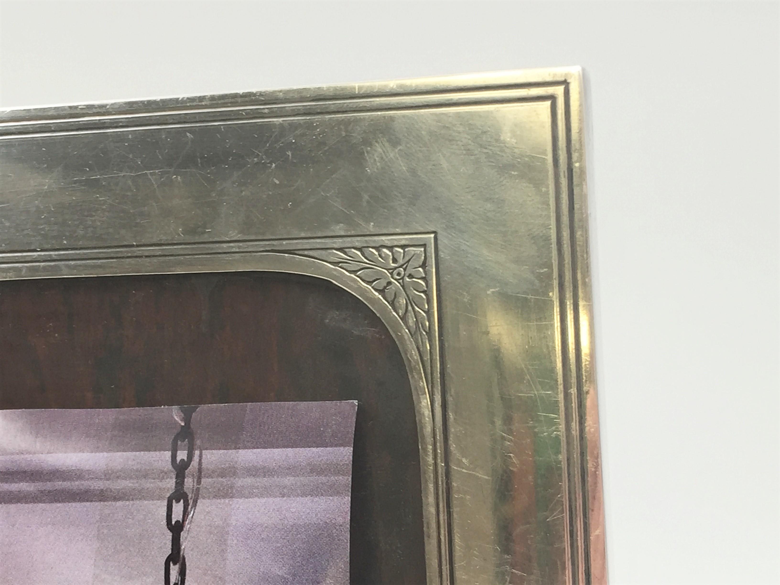 Bellissima cornice monumentale in argento sterling Kerr. Stile Art Deco e supporto originale in legno con linguette d'argento. Un ottimo regalo e un'aggiunta alla propria casa o alla propria collezione. Misure: Telaio esterno: 12 pollici di