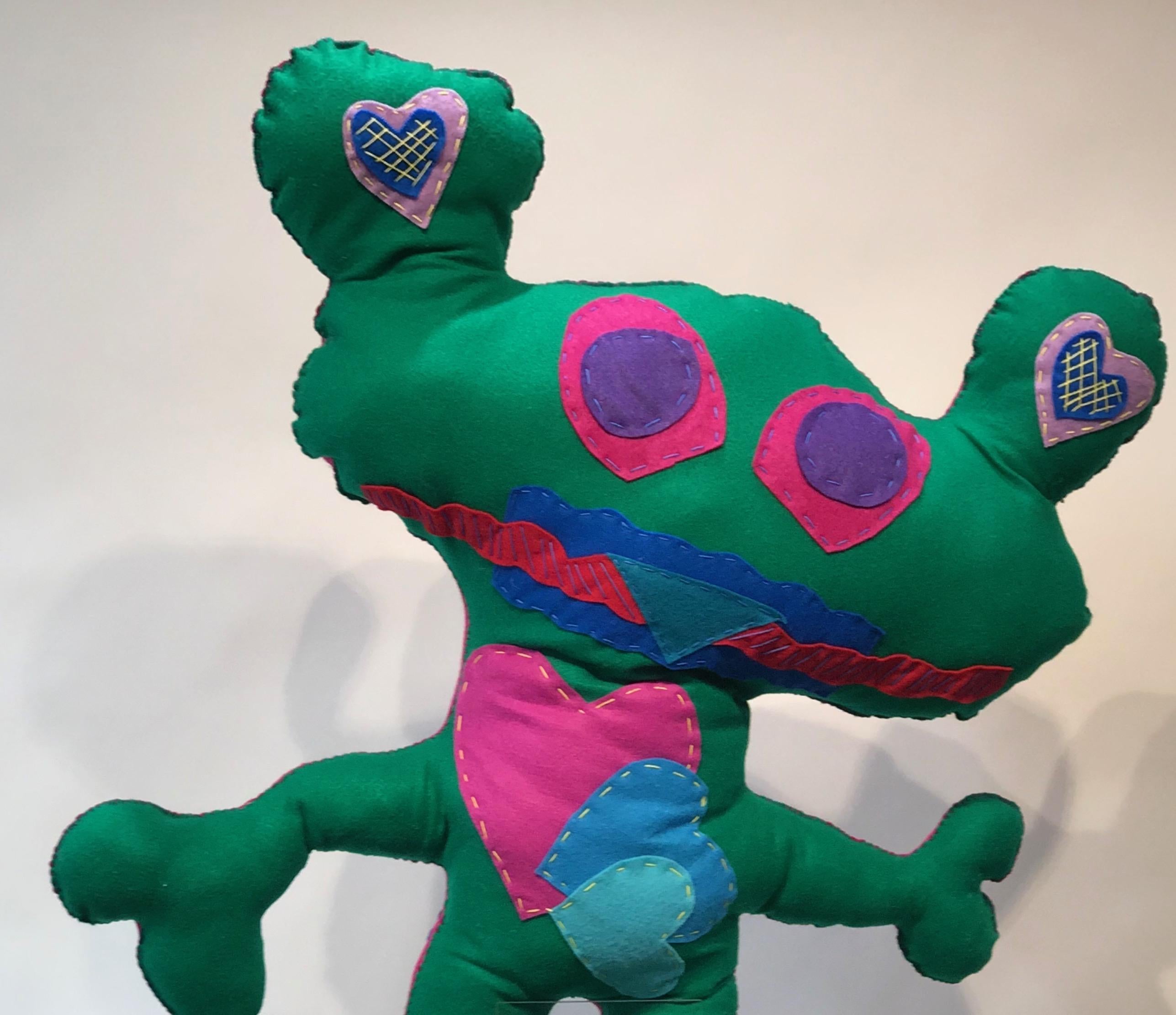 Critter vert géant, sculpture douce, feutre, vert, rose, cœurs - Contemporain Sculpture par Kerry Green