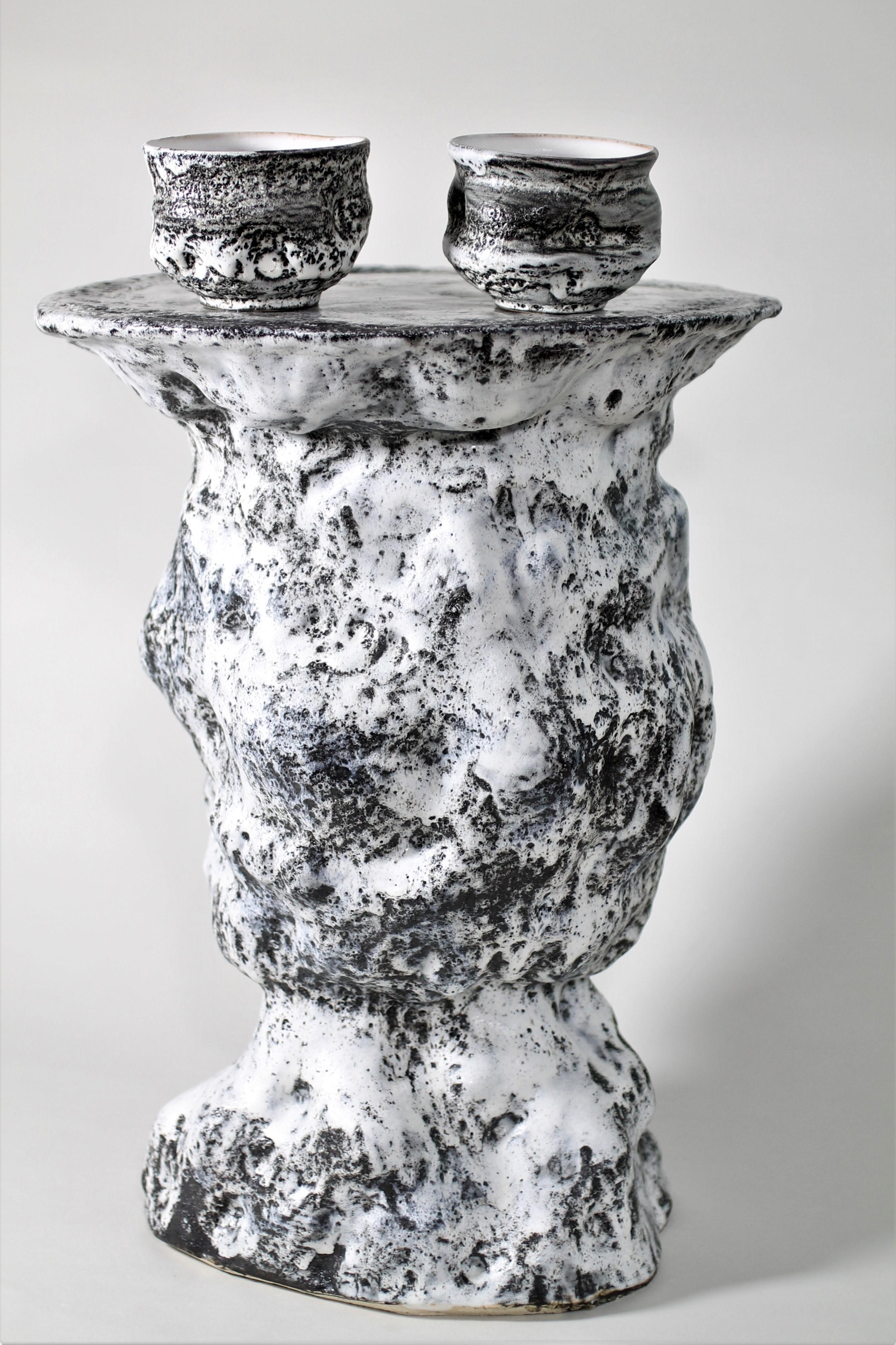 Fait main Kerry Hastings - Table d'appoint sculpturale en céramique fabriquée à la main  en vente