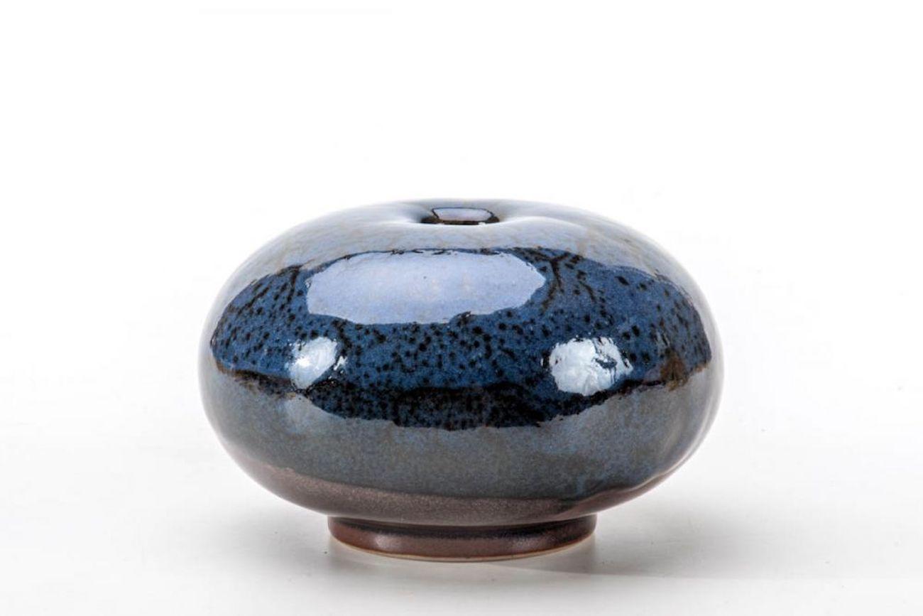 Il vaso sferico di Kersan è un oggetto decorativo originale progettato dal maestro tedesco della ceramica Hornst Kerstand (1941-2005).

Il nostro esemplare è un meraviglioso ed elegante vaso di ceramica a colori misti in tre colori smaltati in
