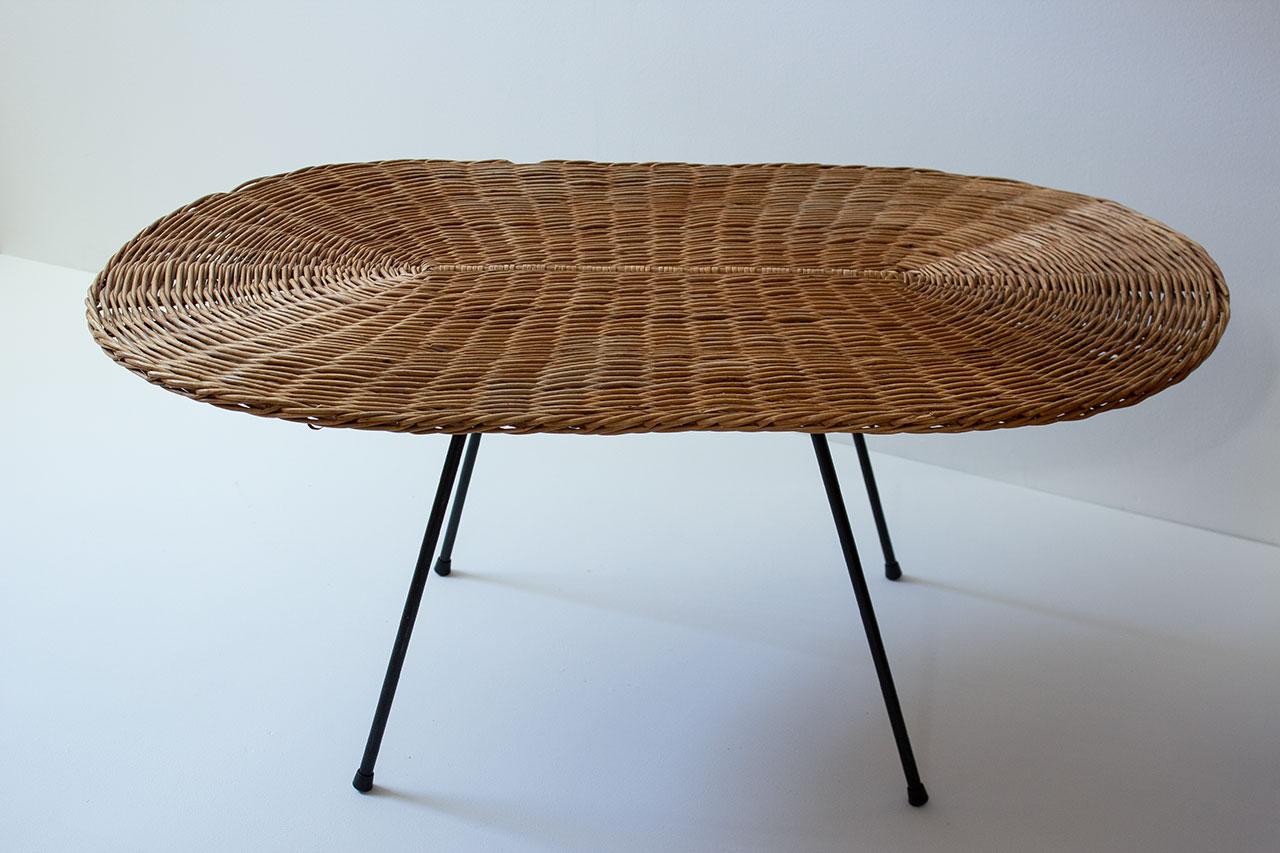Rare table basse conçue par Kerstin Hörlin-Holmquist, fabriquée par Nordiska Kompaniet (NK) en Suède dans les années 1950. 
Fabriqué en canne avec une base en acier émaillé noir. 
Bon état vintage avec patine et légères usures de surface.

