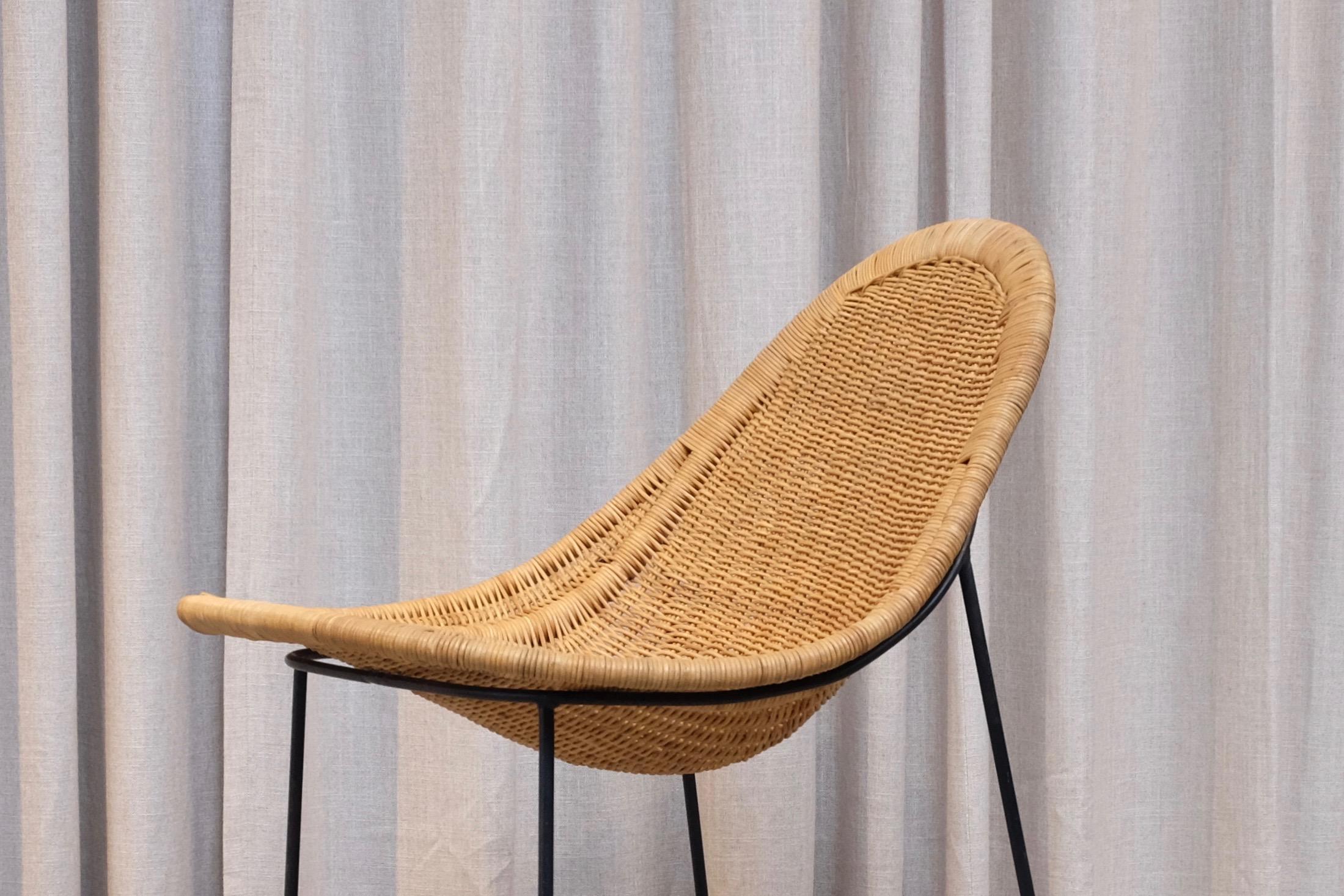 Easy chair model Lilla Kraal designed by Kerstin Hörlin-Holmquist.
Produced by Nordiska Kompaniet (NK) in Sweden, 1950s.