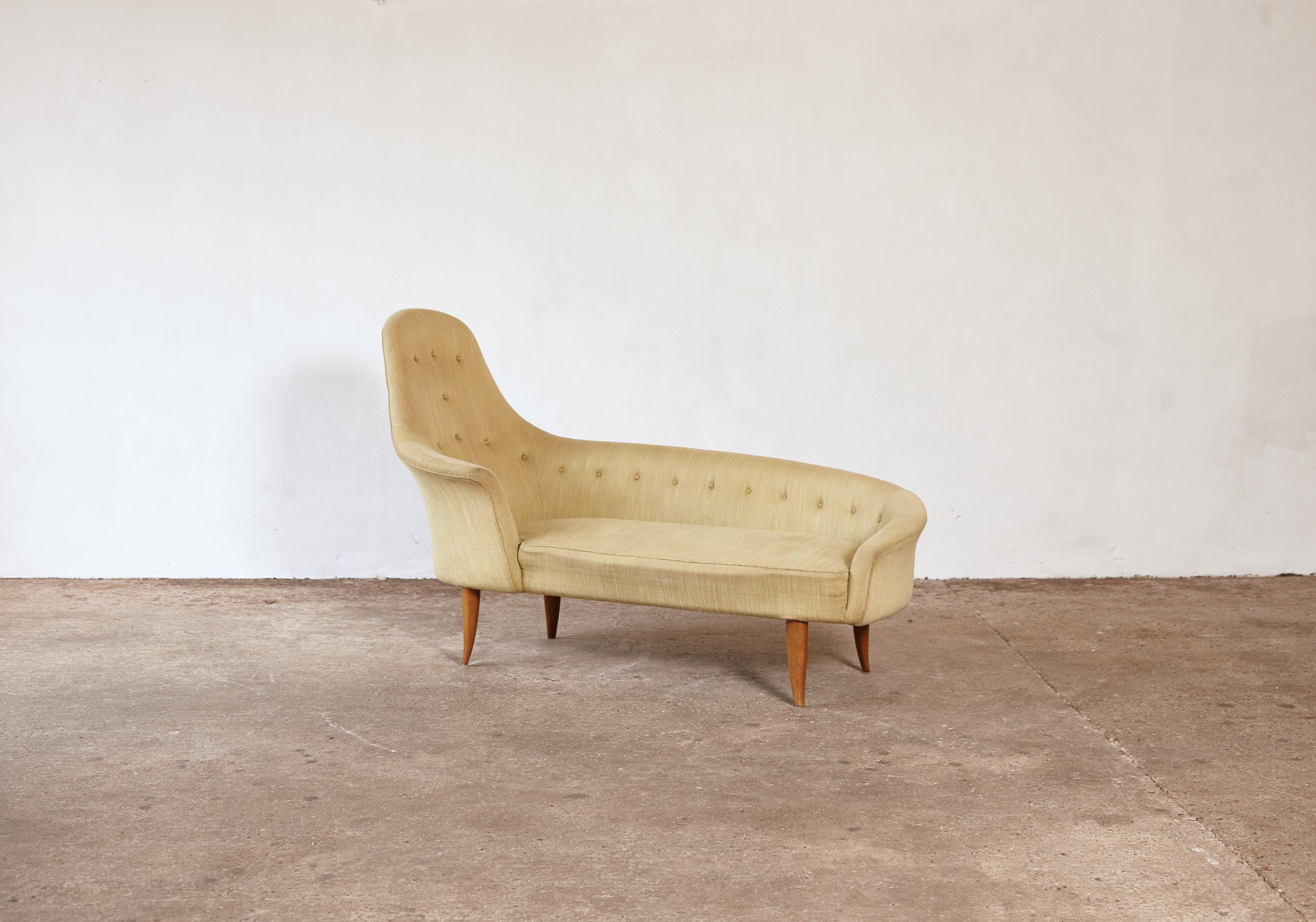 Kerstin Hörlin-Holmquist Garden of Eden (Lustgarden) chaise lounge or daybed. Produced by Nordiska Kompaniets, Sweden, 1958. Beech legs and original fabric. Fabric has minor stains / wear and the filling is somewhat dry so reupholstery is suggested.