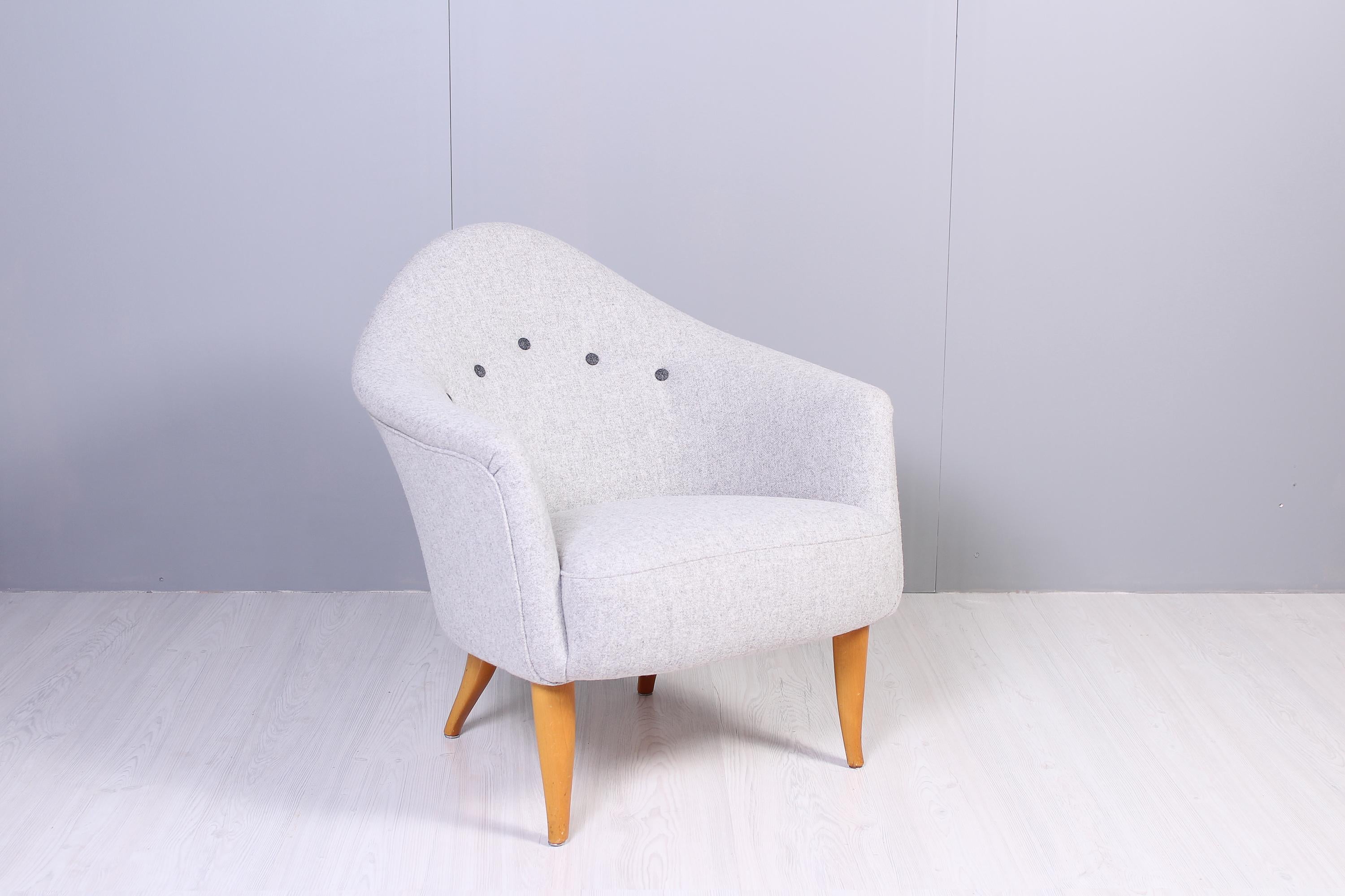 This chair was designed by Kerstin Hörlin-Holmquist in the late 1950s for Nordiska Kompaniet in Sweden. This design classic was a part of a series called Paradiset. The chair has been reupholstered in a Kvadrat fabric from Hallingdal with