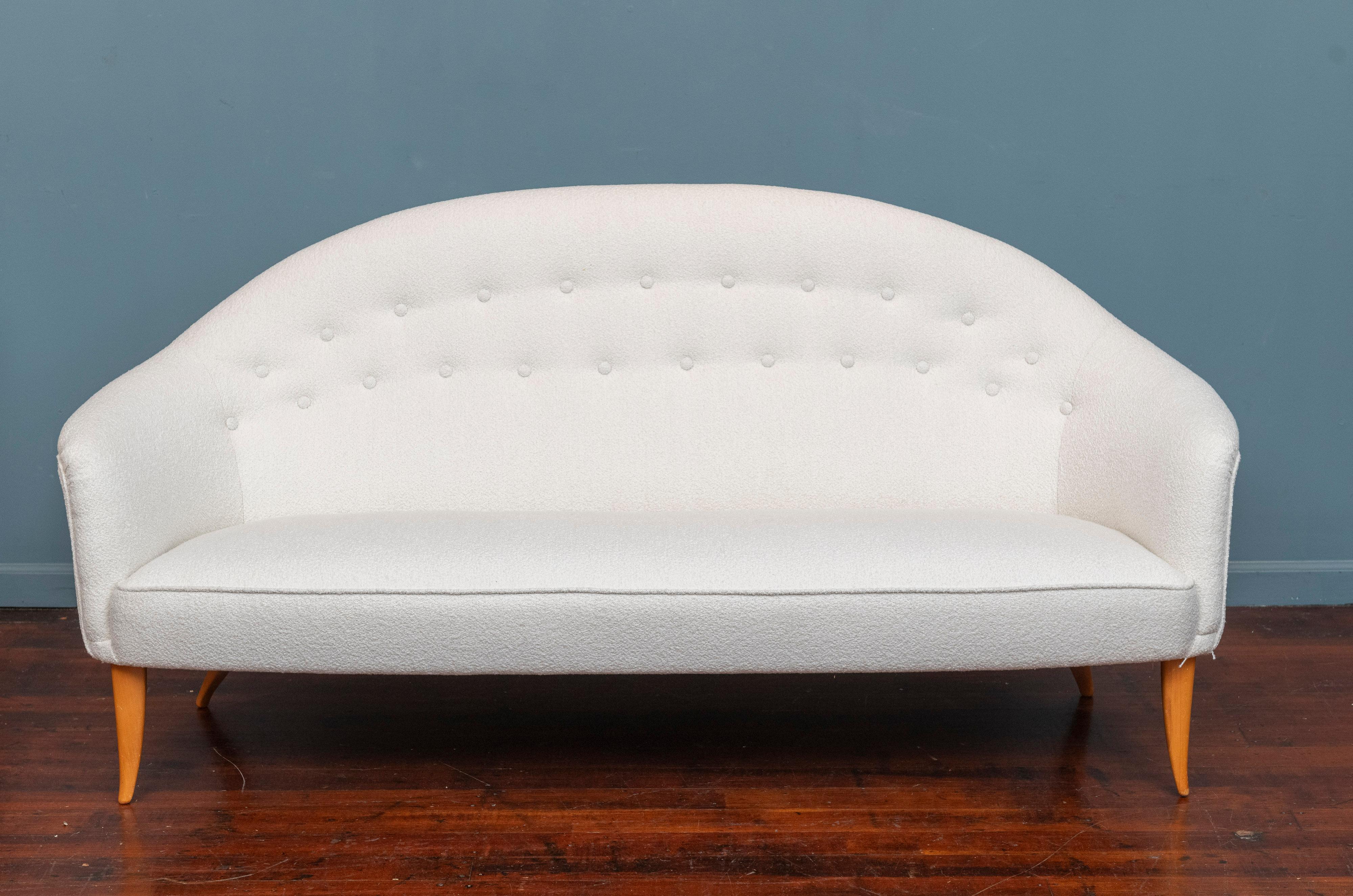 Canapé design de Kerstin Horlin-Holmquist pour sa collection Paradise par Nordiska Kompaniet, Suède. Des lignes élégantes associées à une construction de haute qualité en font un joli petit canapé confortable. Nouvellement rembourré dans un mélange