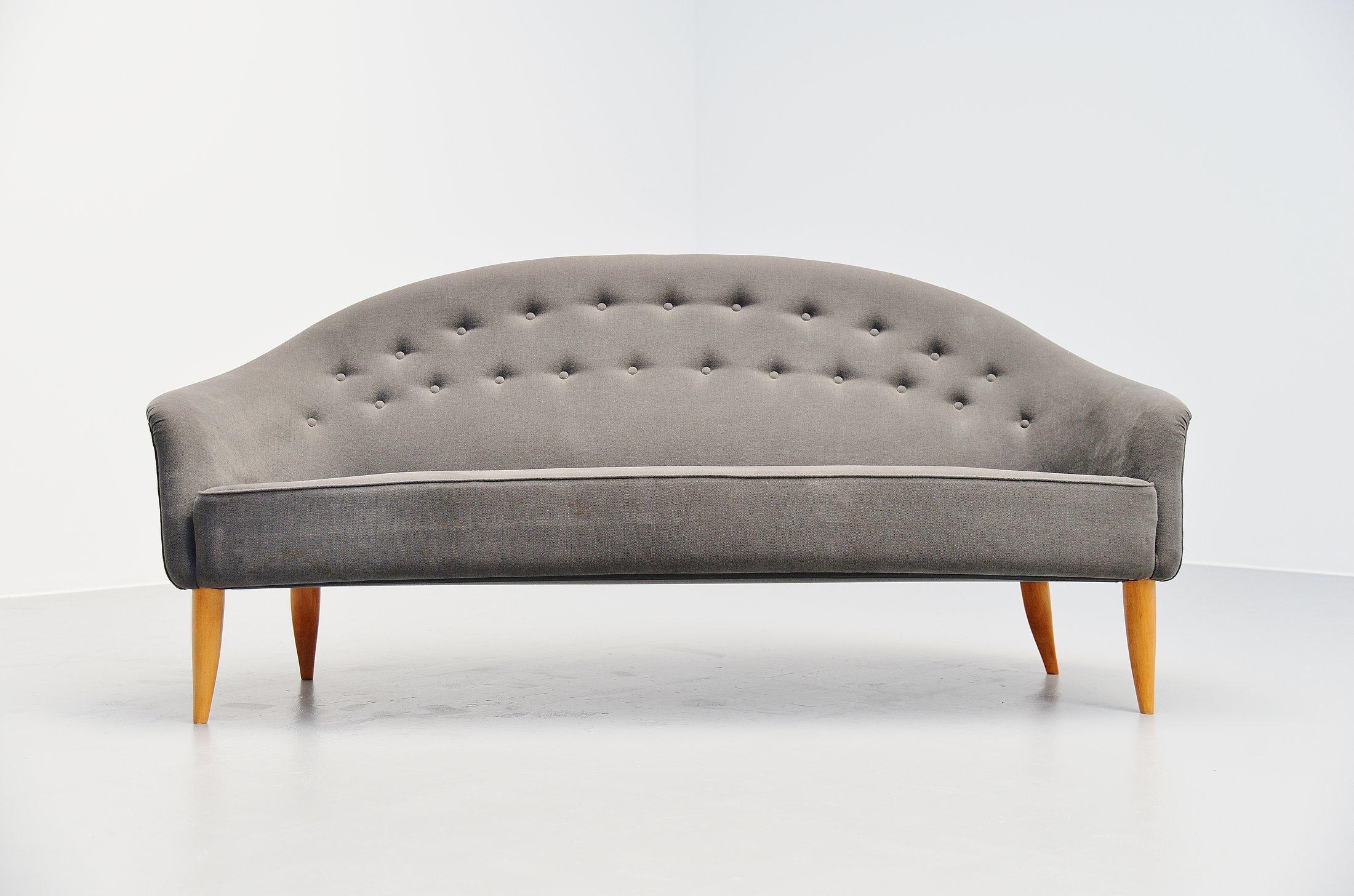 Atemberaubendes Paradies-Sofa, entworfen von Kerstin Hörlin-Holmquist für Nordiska Kompaniet, Schweden, 1958. Dieses Sofa hat sehr schöne, für diese Zeit typische organische Formen und geschwungene organische Beine. Die skandinavische Raffinesse ist