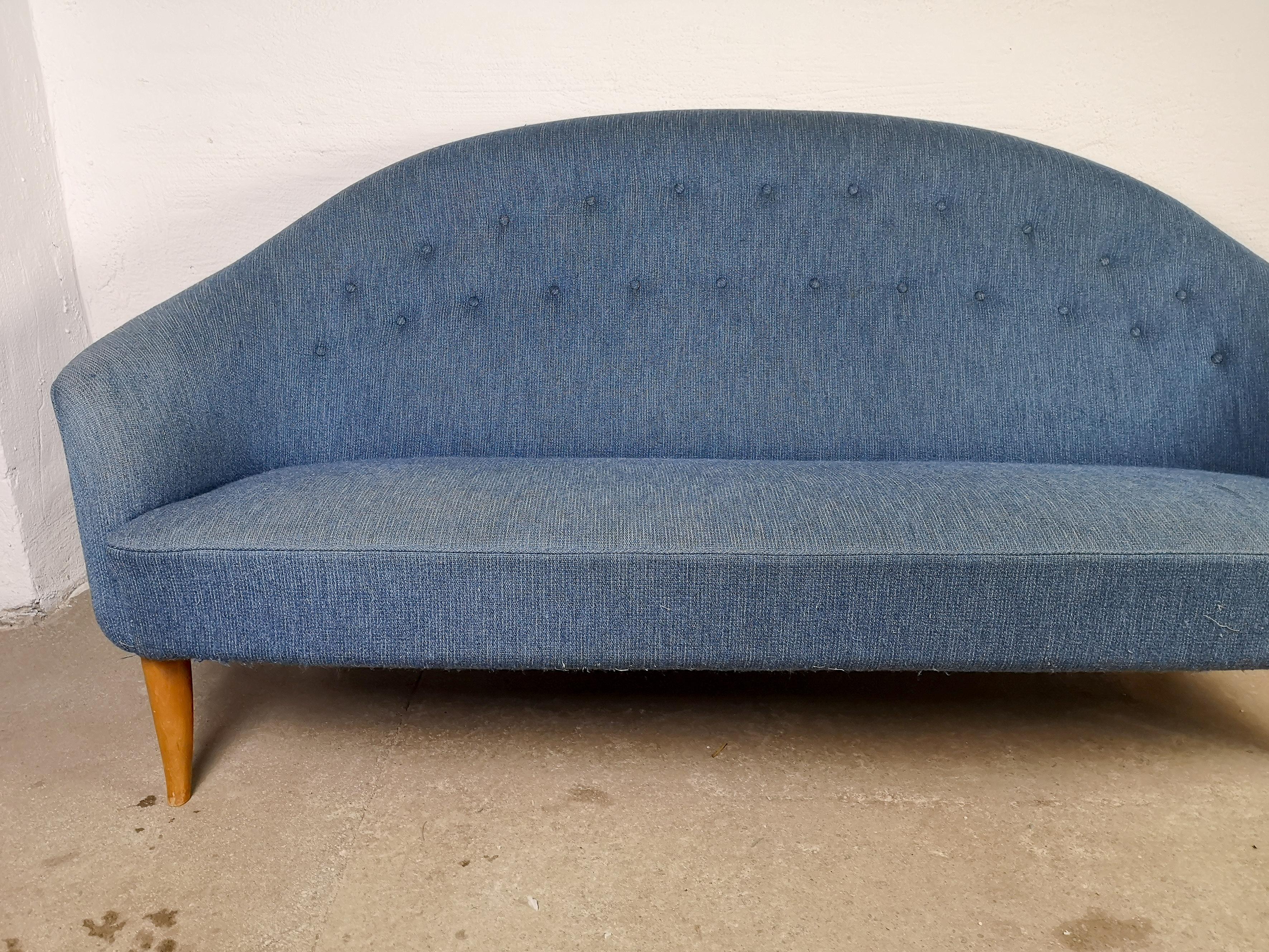 A nice blue color on this sofa made by Kerstin Horlin Holmqvist named Paradiset ‘Paradise’ sofa for Nordiska Kompaniet (NK), Sweden, 1950s. 

Very good vintage condition. Back side on one of the legs has a piece missing se picture. 

Measures: H