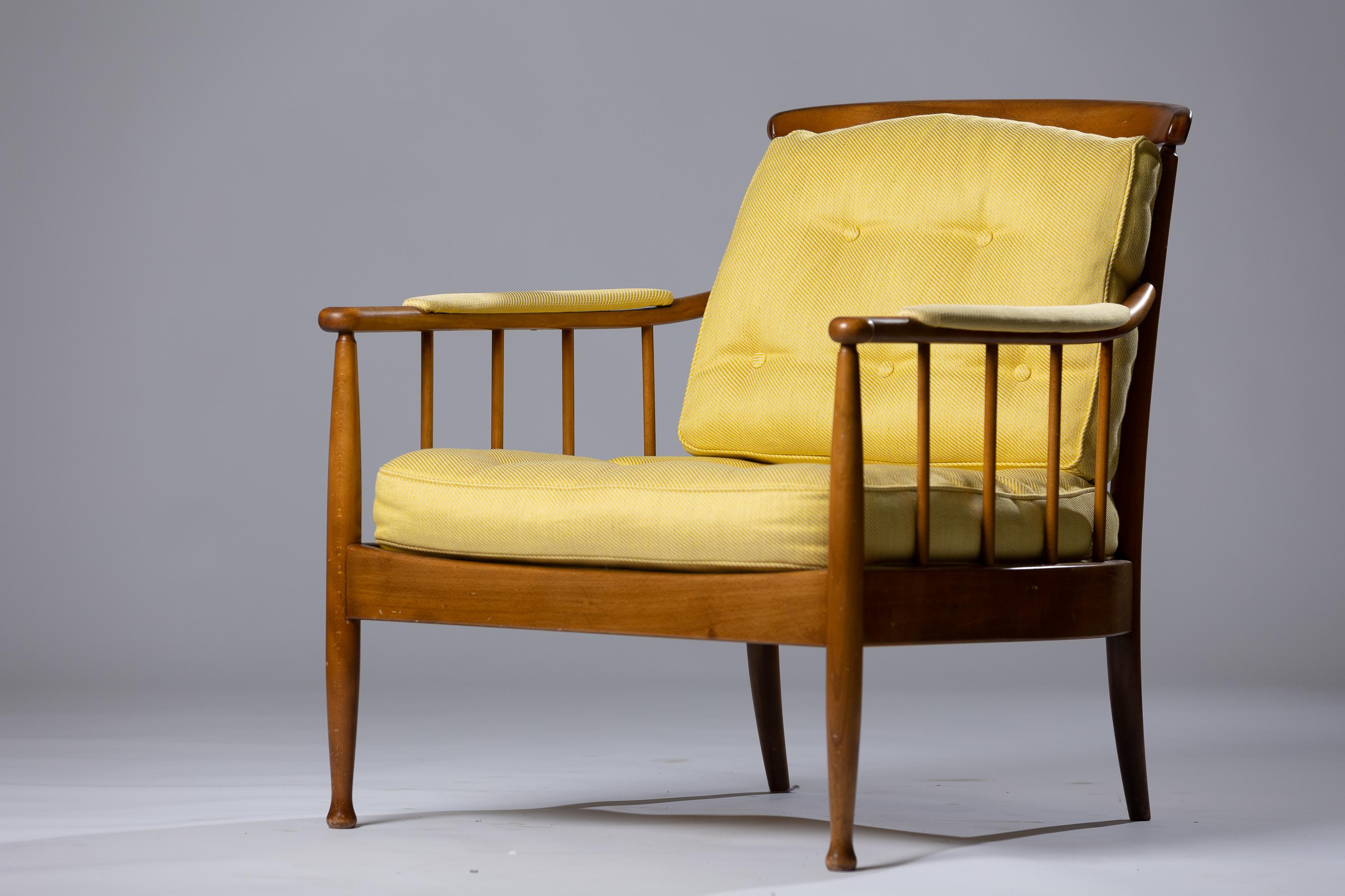 Voici le fauteuil Skrindan de la célèbre designer Kerstin Hörlin Holmqvist. Cette pièce remarquable associe un savoir-faire exquis à une élégance intemporelle, ce qui en fait un incontournable pour les amateurs d'intérieur exigeants. Le fauteuil