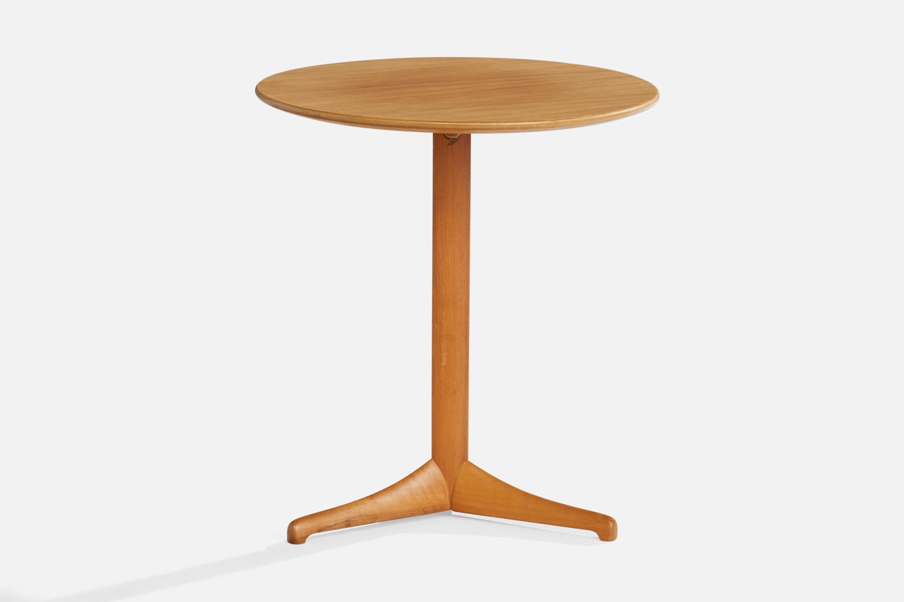Mesa auxiliar o mesa auxiliar de madera diseñada por Kerstin Hörlin-Holmqvist y producida por Nordiska Kompaniet, Suecia, c. 1950. 

Dimensiones: 20,9