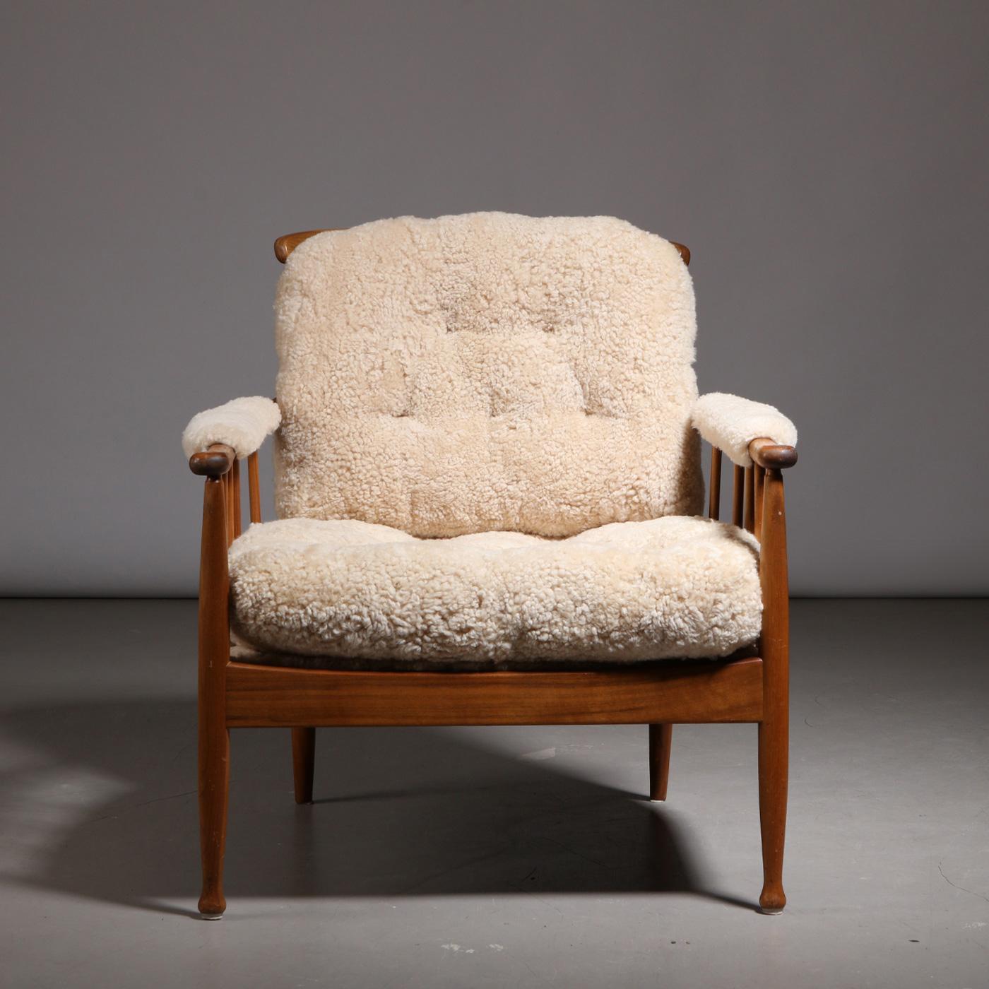 Mid-Century moderno Kerstin Hörlin-Homquist Coppia di poltrone 'Skrindan' in pelle di pecora chiara, anni '60 in vendita