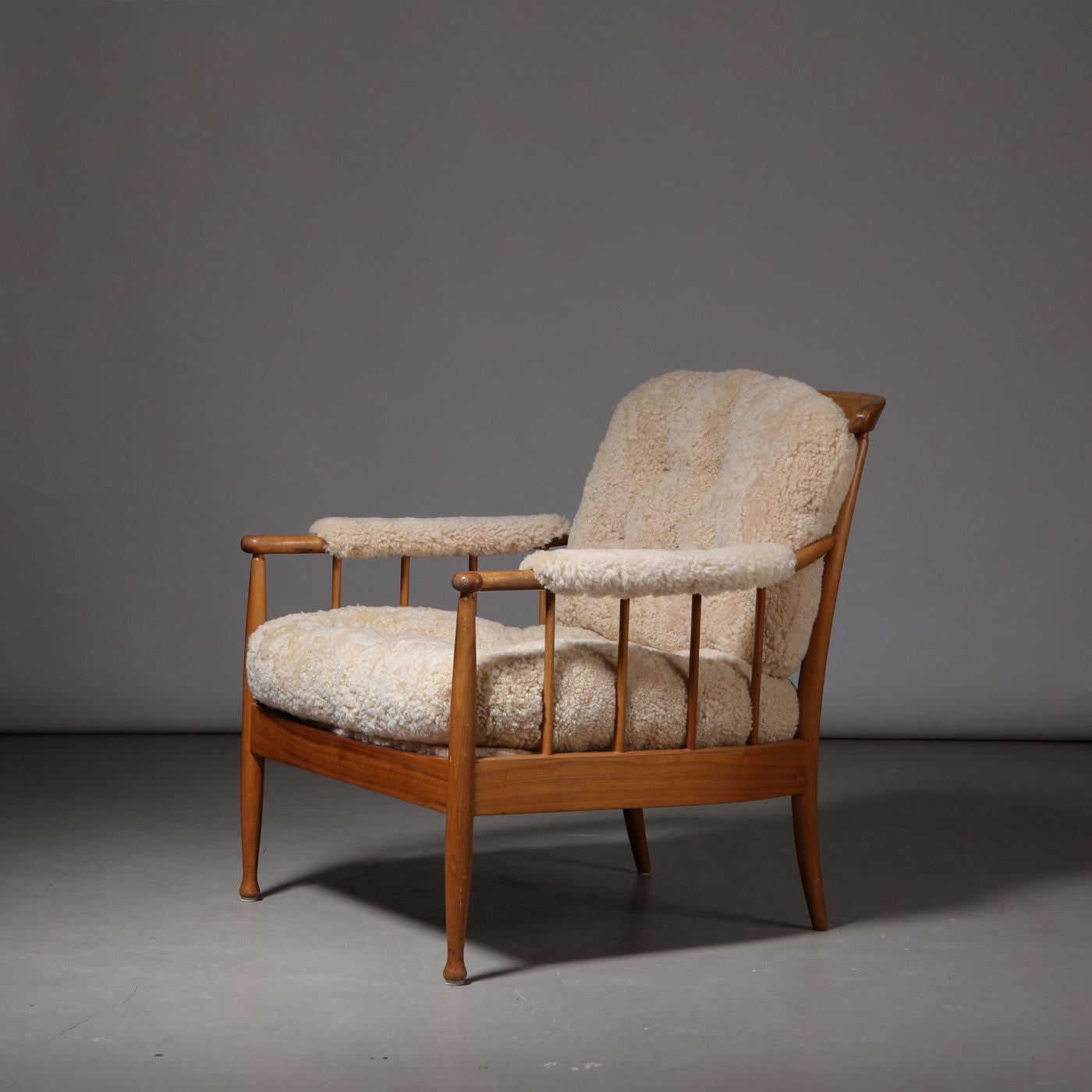 Metà XX secolo Kerstin Hörlin-Homquist Coppia di poltrone 'Skrindan' in pelle di pecora chiara, anni '60 in vendita