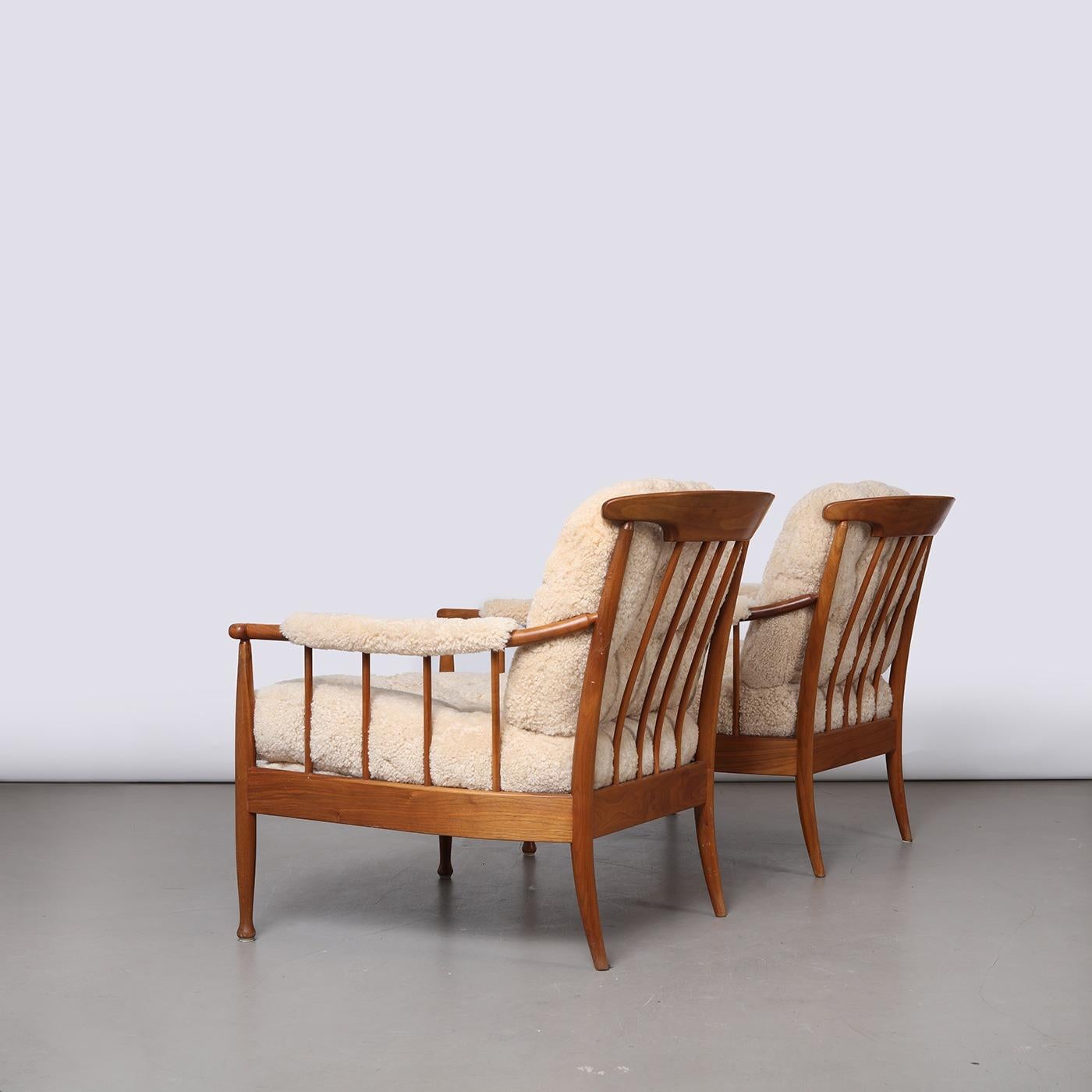 Mid-Century moderno Kerstin Hörlin-Homquist Coppia di poltrone 'Skrindan' in pelle di pecora chiara, anni '60 in vendita