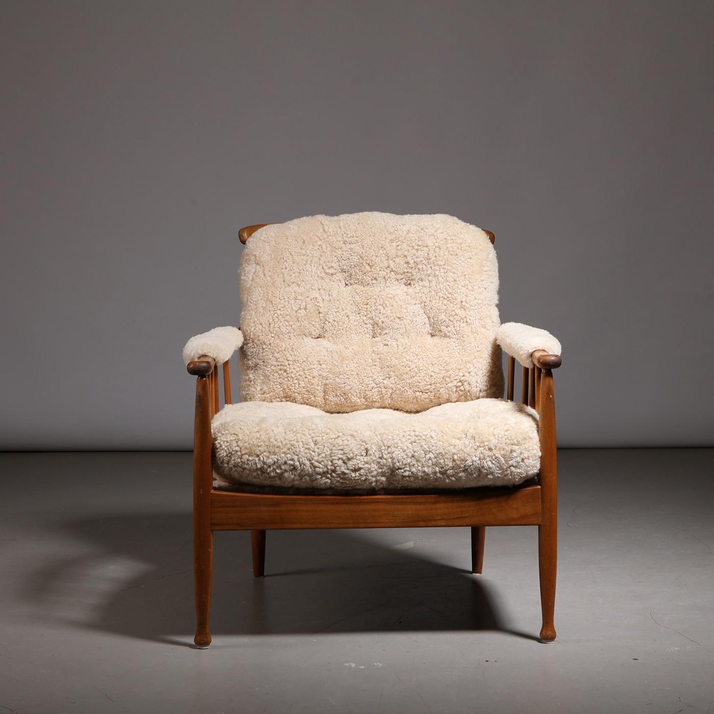 Fauteuil 'Skrindan', conçu par Kerstin Hörlin-Homquist en 1963. Produit par OPE Möbler dans les années 1960. Fabriqué en hêtre teinté, les coussins et accoudoirs amovibles sont nouvellement revêtus de peau de mouton claire.

Dimensions :
Hauteur :