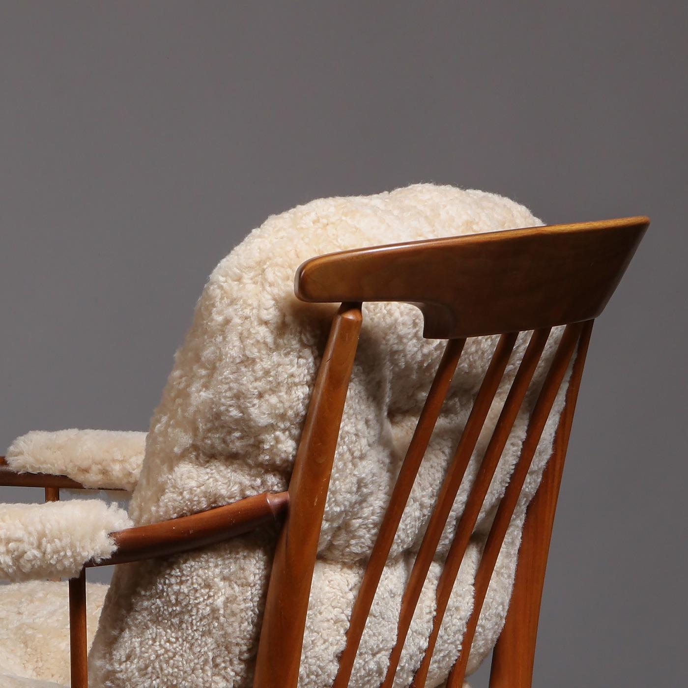 Suédois Fauteuil 'Skrindan' de Kerstin Hörlin-Homquist en peau de mouton Light, années 1960 en vente