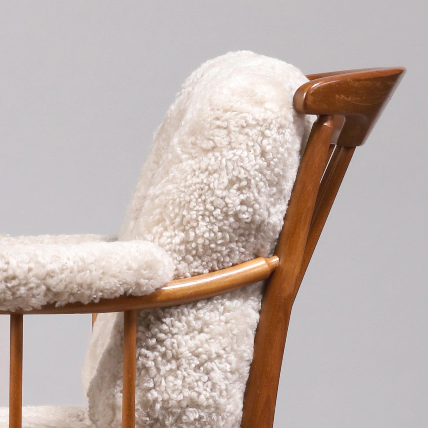 Kerstin Hörlin-Homquist Sillón 'Skrindan' de piel de oveja clara, años 60 Piel de carnero en venta