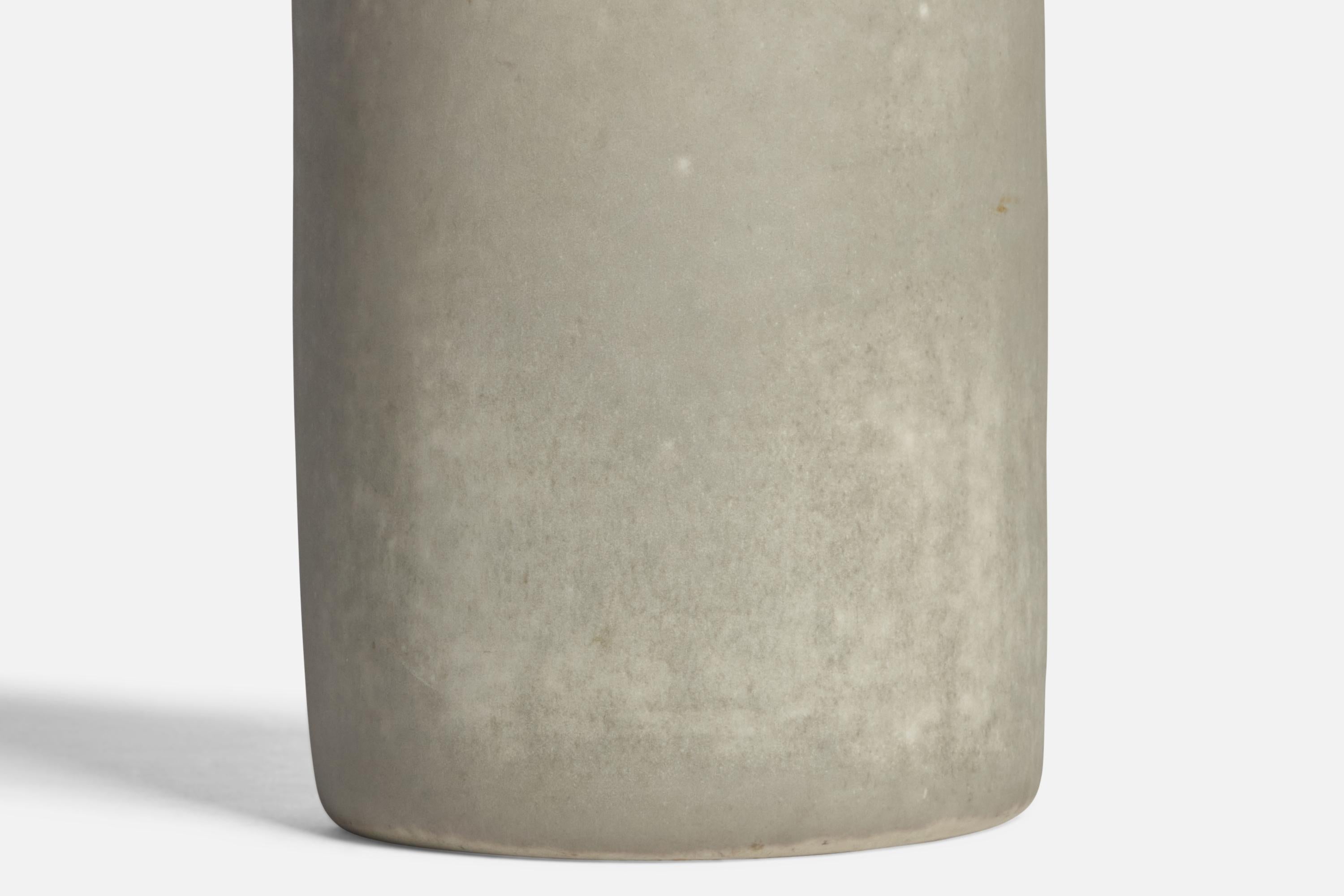 Kerstin Hörnlund, Vase, Stoneware, Sweden, 1960s In Good Condition For Sale In High Point, NC