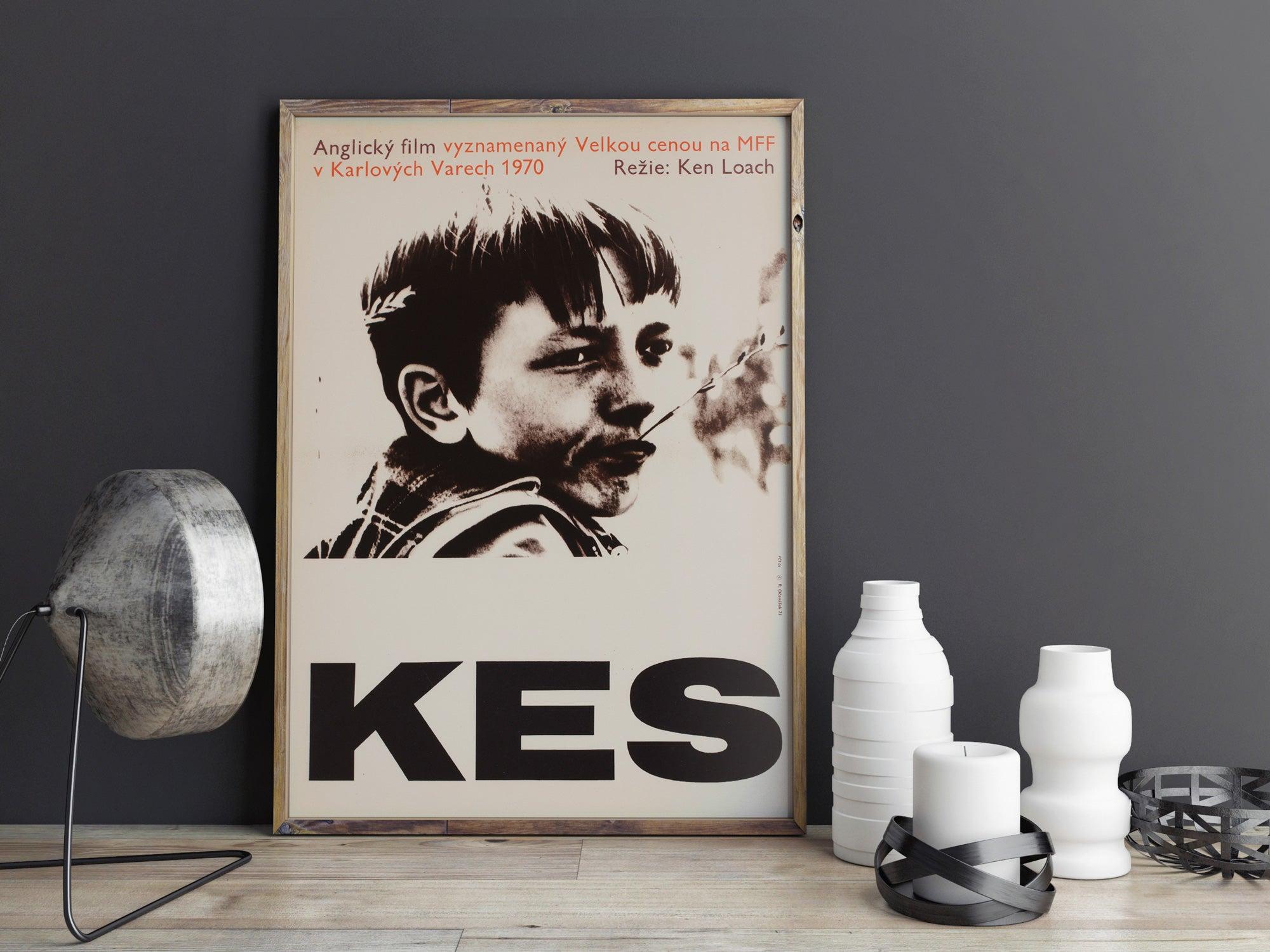 Wir lieben dieses original tschechische Filmplakat für Ken Loachs düsteres Meisterwerk Kes. Ein unwahrscheinlich seltenes Plakat, vor allem in so gutem Zustand.

Dieses Original-Vintage-Filmplakat ist 11 1/8 x 15 7/8 Zoll groß. Es wird gerollt