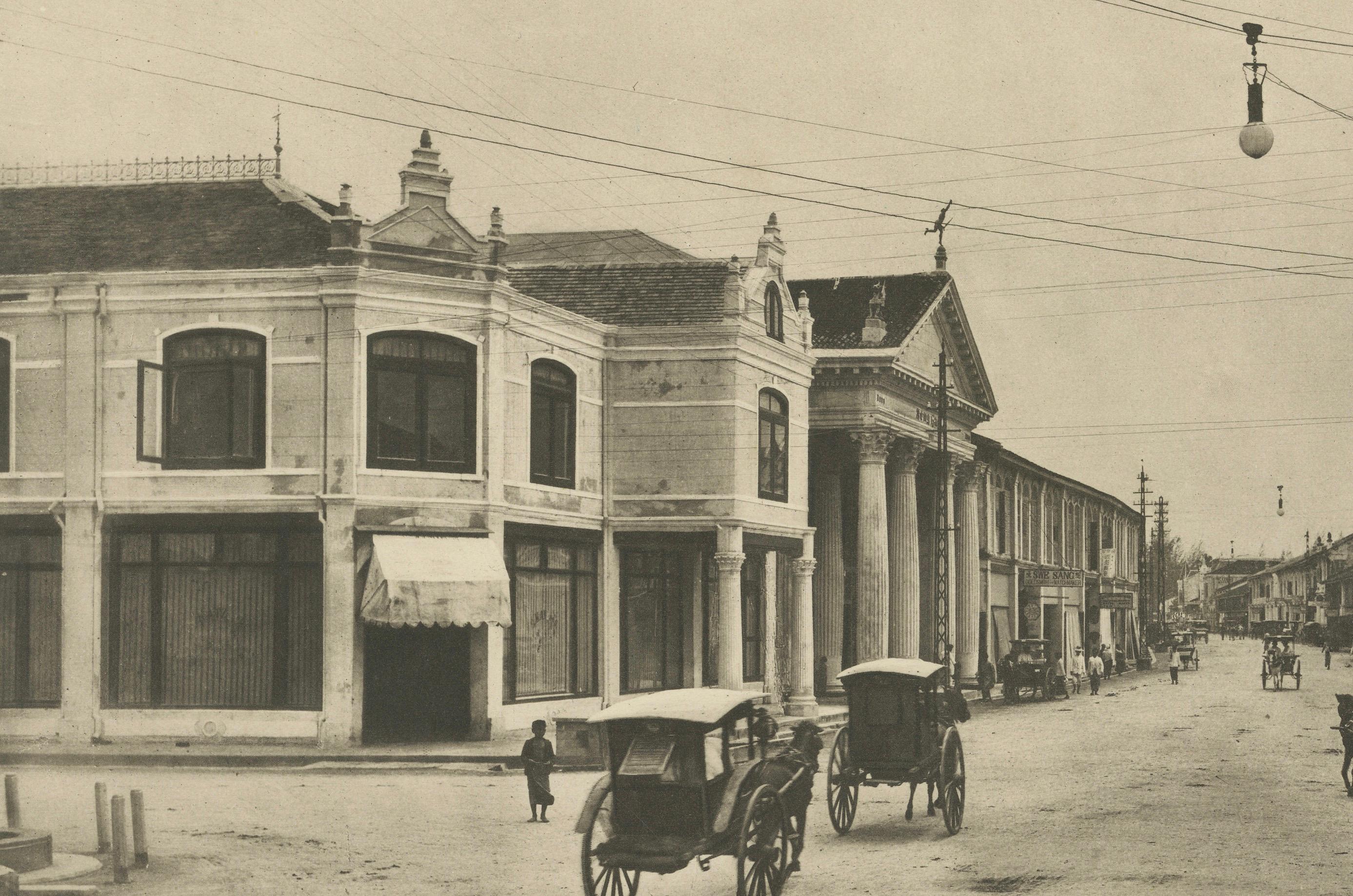 Via Kesawan da nord, Medan - Fotoincisione Kleingrothe, 1900 ca.

Una rara fotoincisione originale del pionieristico fotografo di Sumatra C.J. Kleingrothe, che raffigura il cuore commerciale storico di Medan a cavallo del XX secolo. La scena