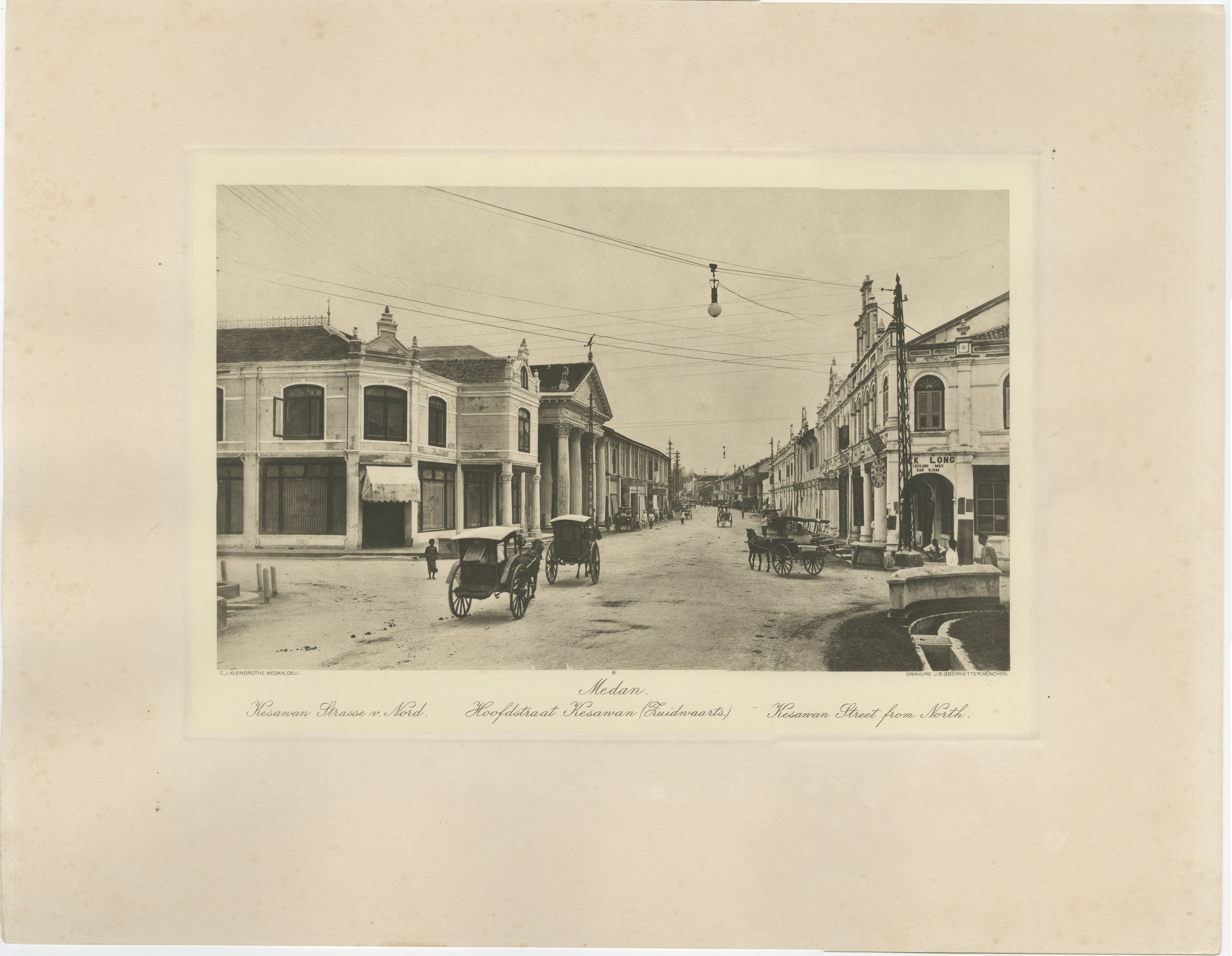 Rue Kesawan vue du nord, Medan, Indes orientales néerlandaises - Photogravure ancienne c.1900